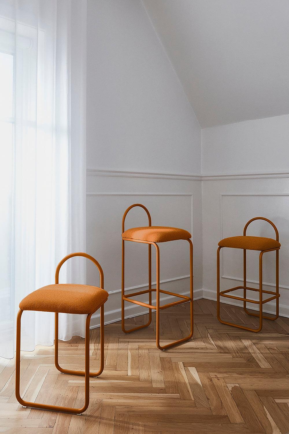 Krzesło z tkaniną boucle ANGUI bursztynowy AYTM Eye on Design