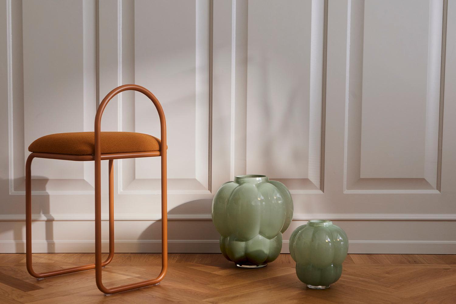 Krzesło z tkaniną boucle ANGUI bursztynowy AYTM Eye on Design