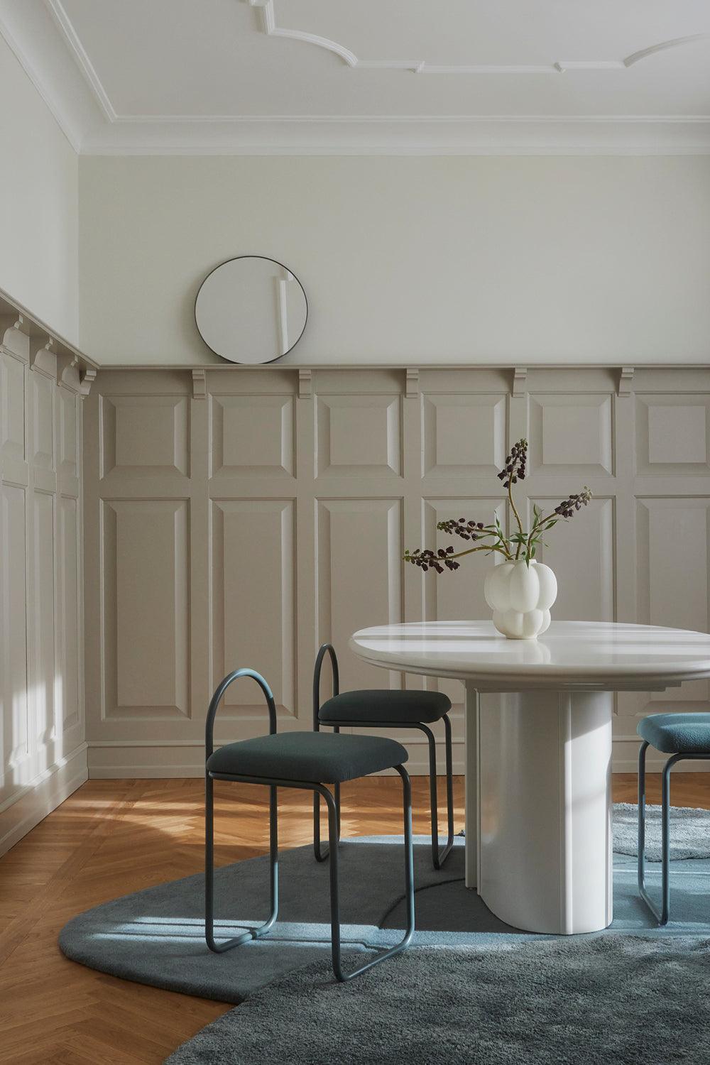 Krzesło z tkaniną boucle ANGUI niebieski AYTM Eye on Design