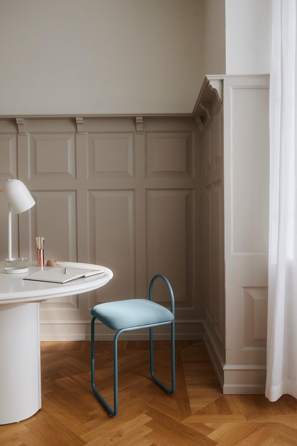 Krzesło z tkaniną boucle ANGUI niebieski AYTM Eye on Design