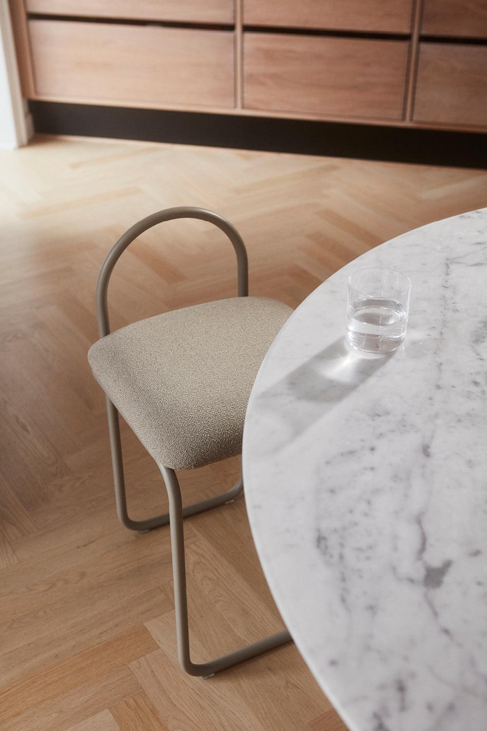 Krzesło z tkaniną boucle ANGUI taupe AYTM Eye on Design