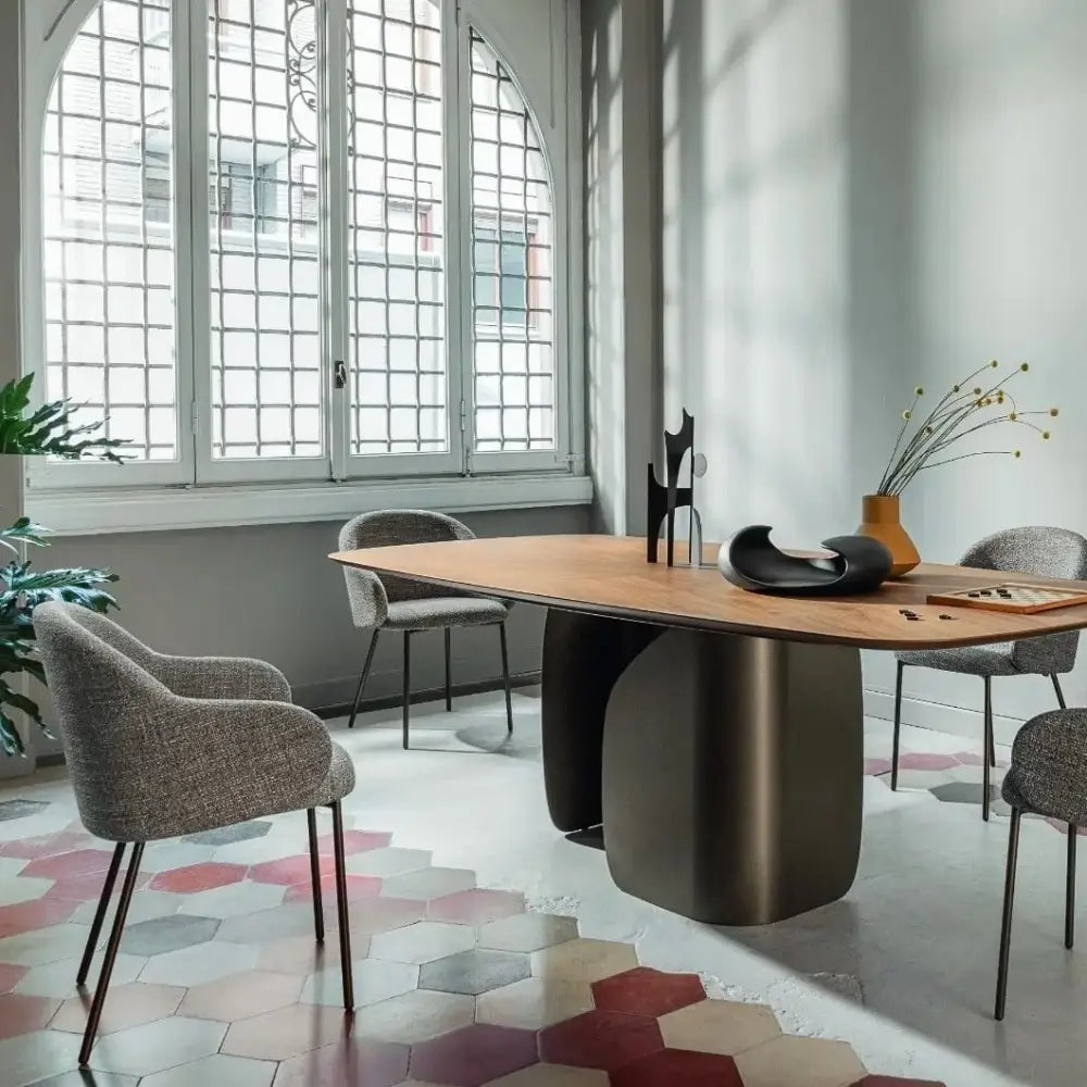 Gestoffeerde HOLLY stoel met een donkere houten basis