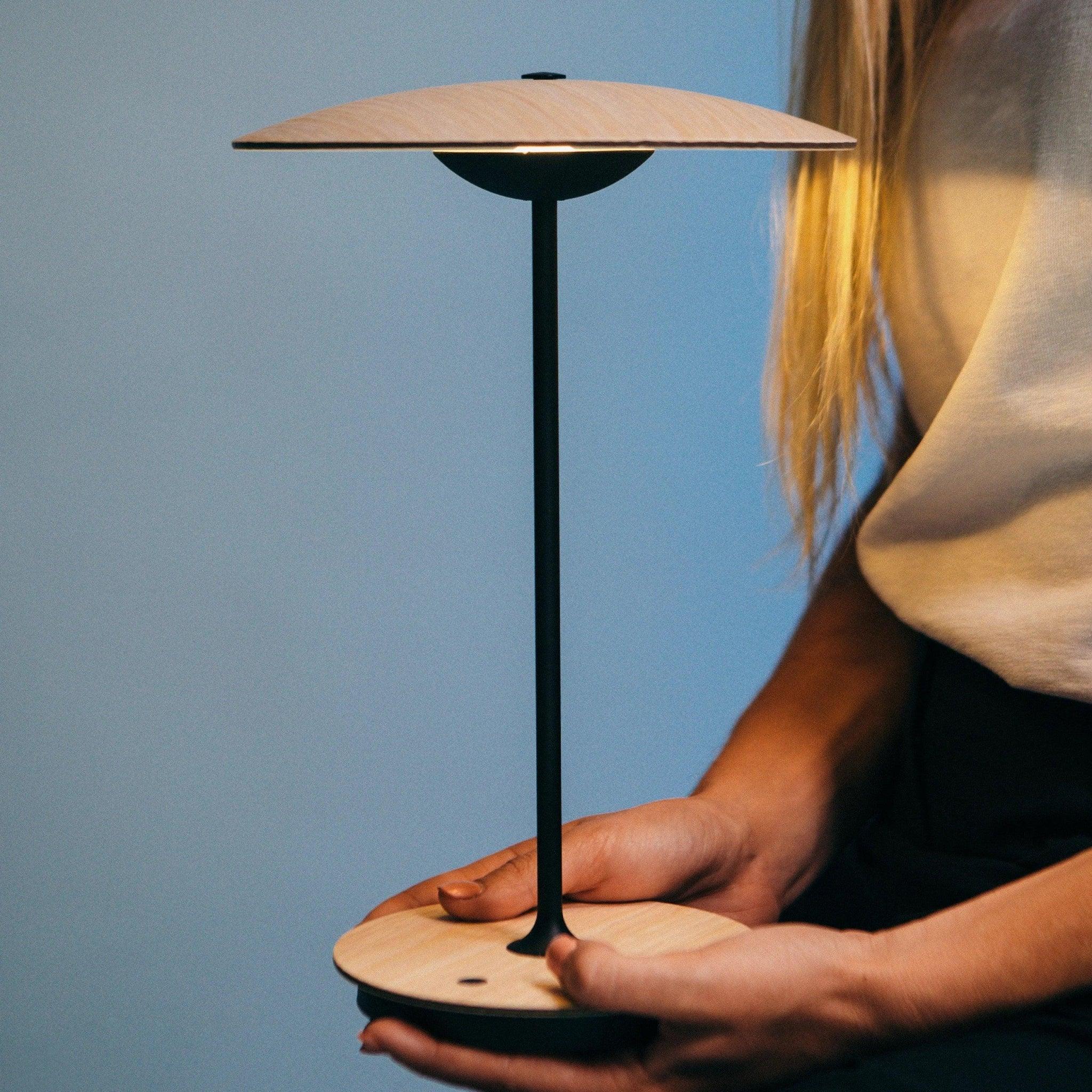 Lampa akumulatorowa GINGER jasnobrązowy Marset Eye on Design