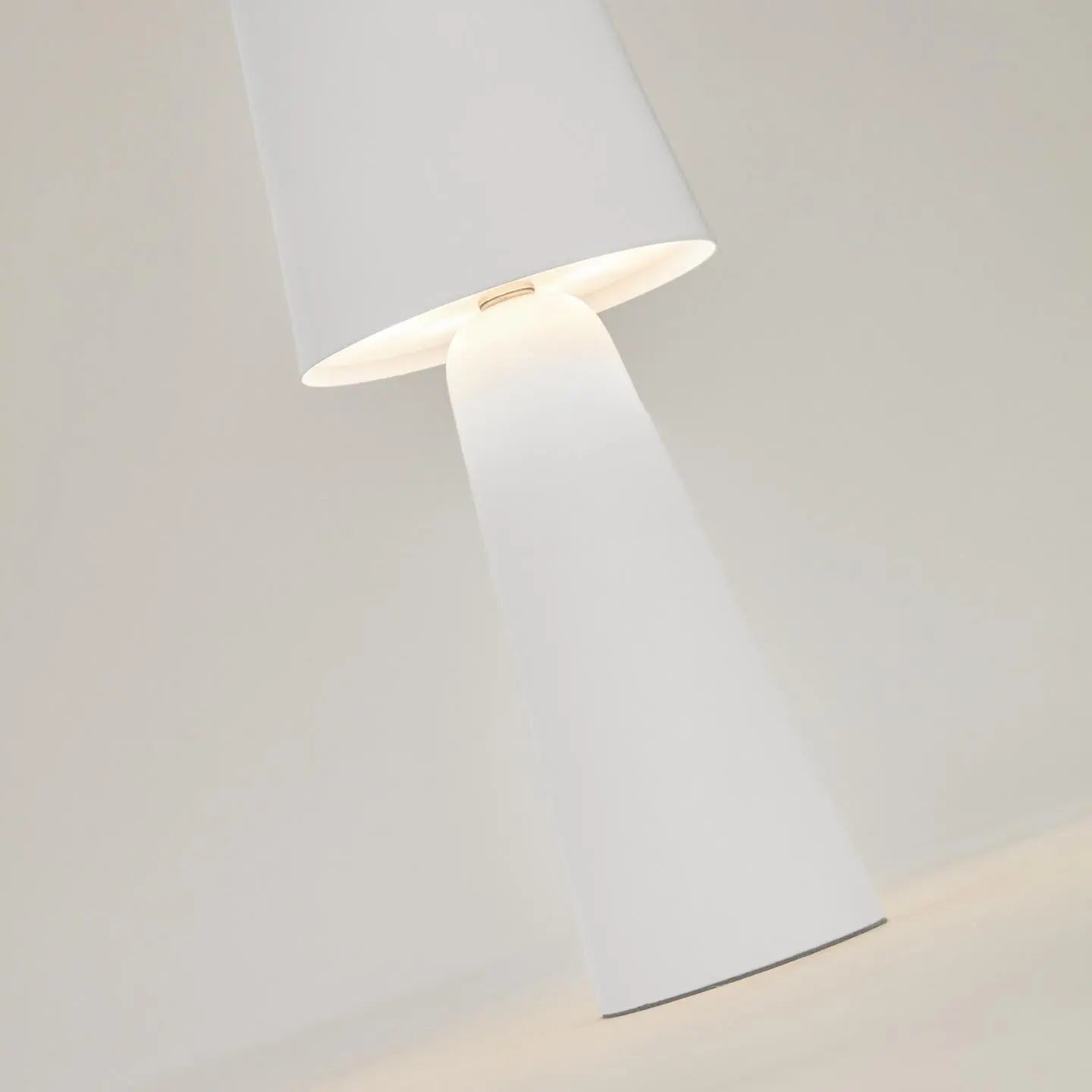 Lampa akumulatorowa zewnętrzna ARENYS biały na taras i do ogrodu – Kave Home