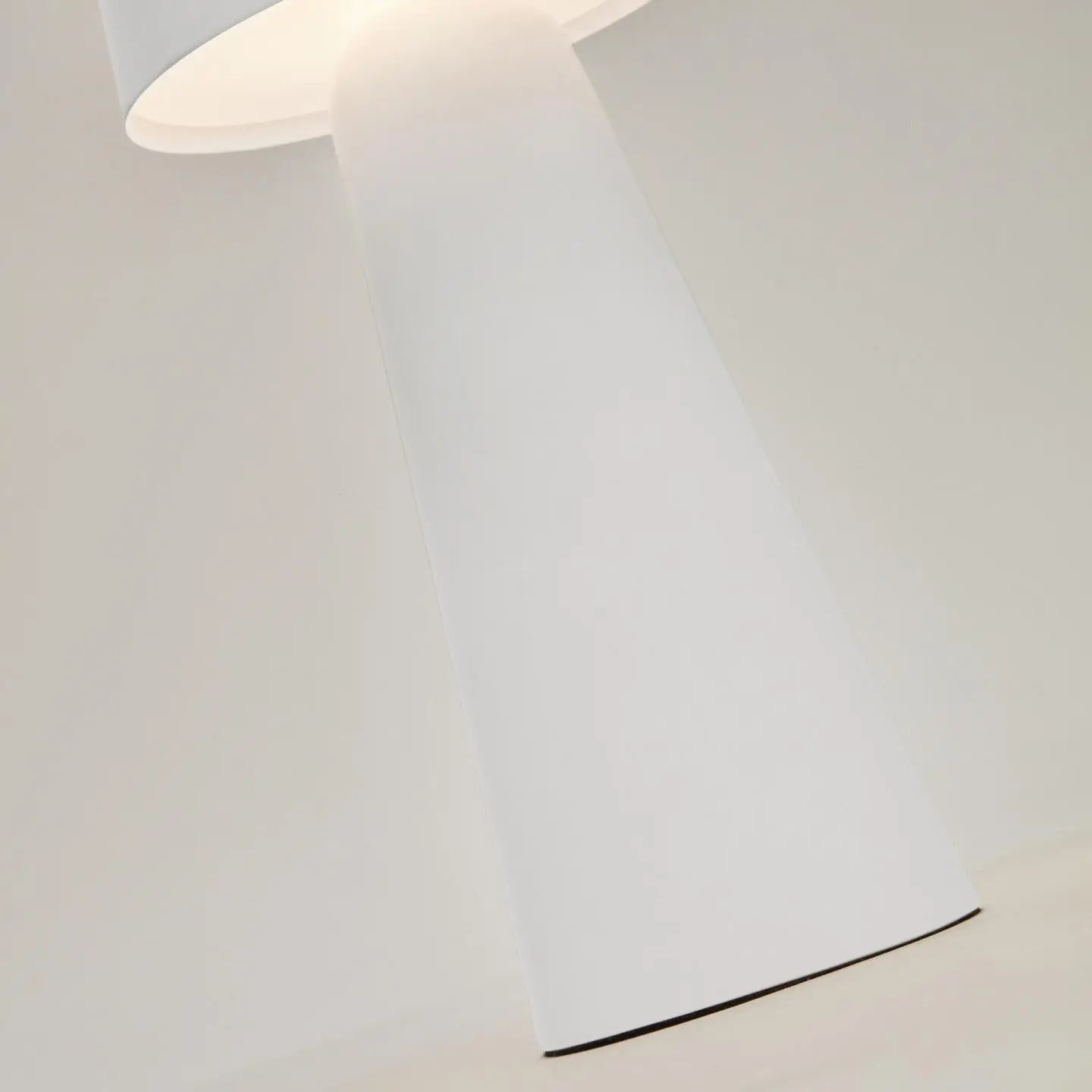Lampa akumulatorowa zewnętrzna ARENYS biały na taras i do ogrodu – styl minimalistyczny