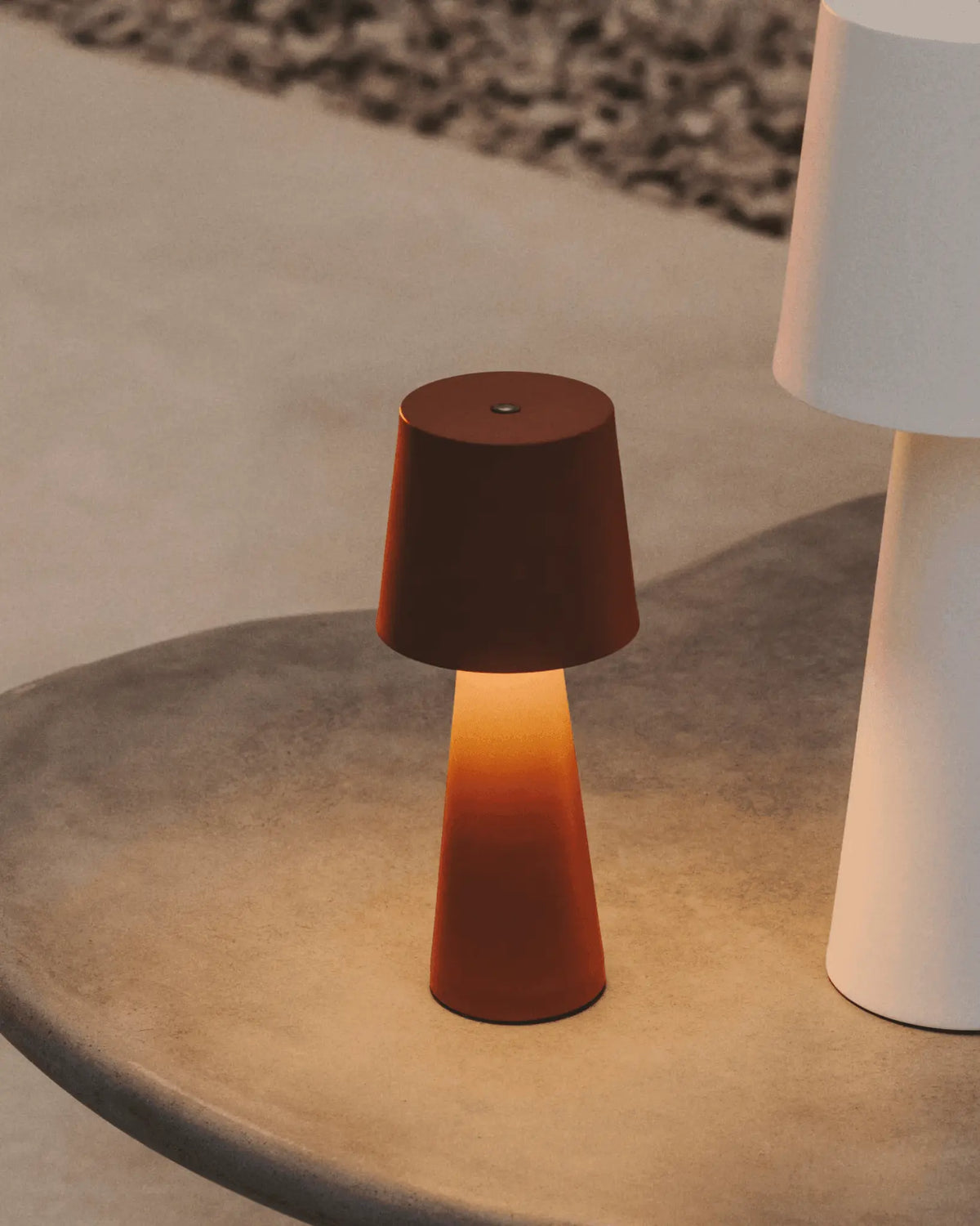 Lampa akumulatorowa zewnętrzna ARENYS terakota – Kave Home