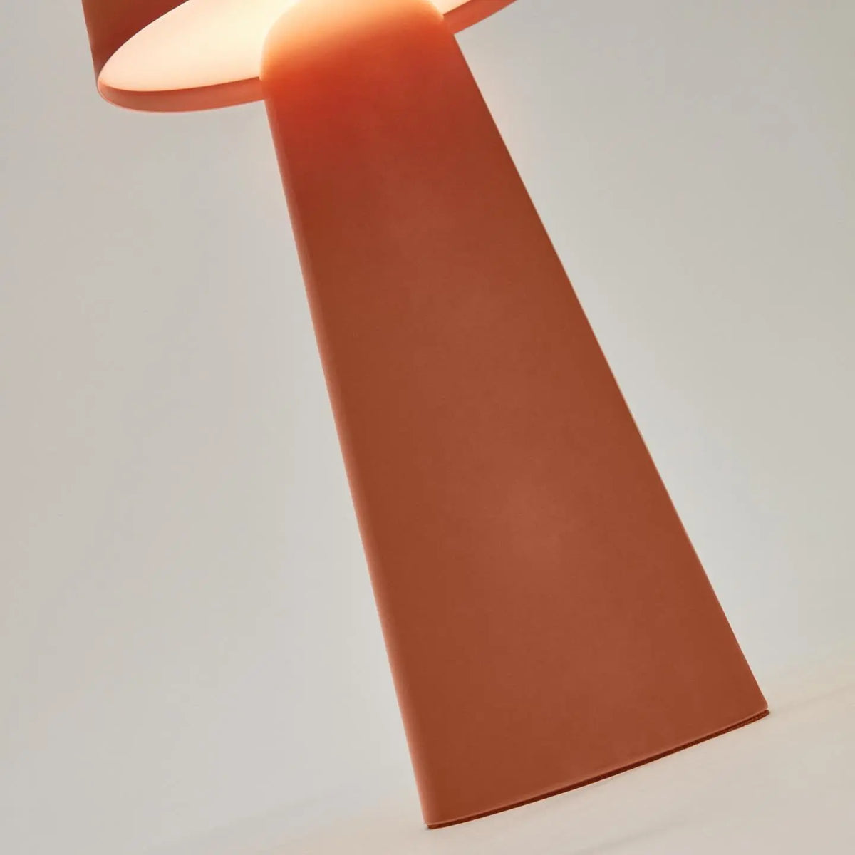 Lampa akumulatorowa zewnętrzna ARENYS terakota – metal, Kave Home