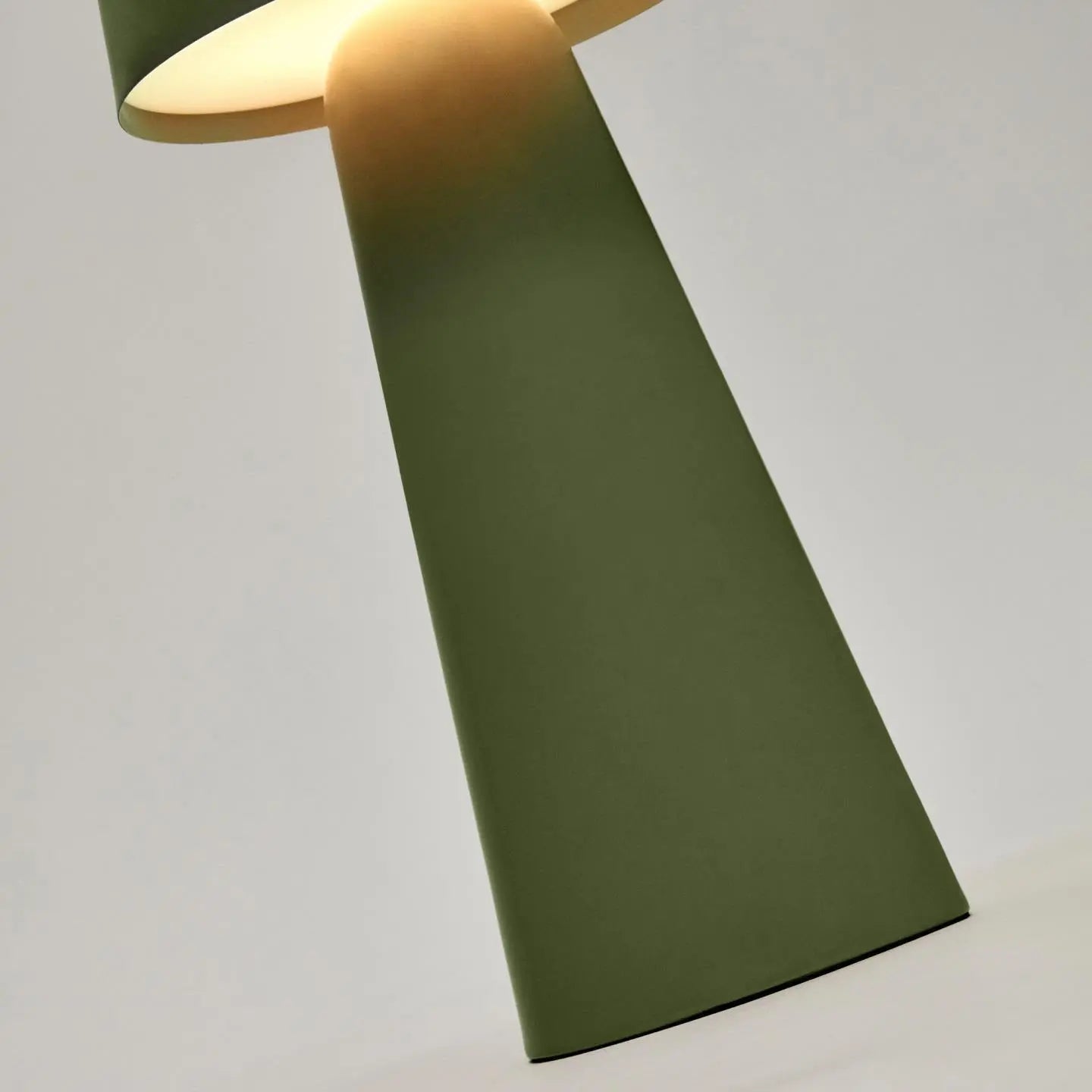 Lampa akumulatorowa zewnętrzna ARENYS zielony – metal