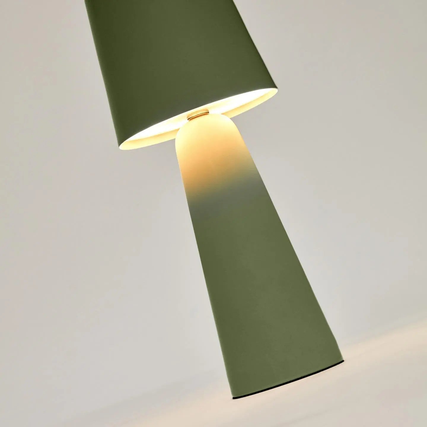 Lampa akumulatorowa zewnętrzna ARENYS zielony – Kave Home
