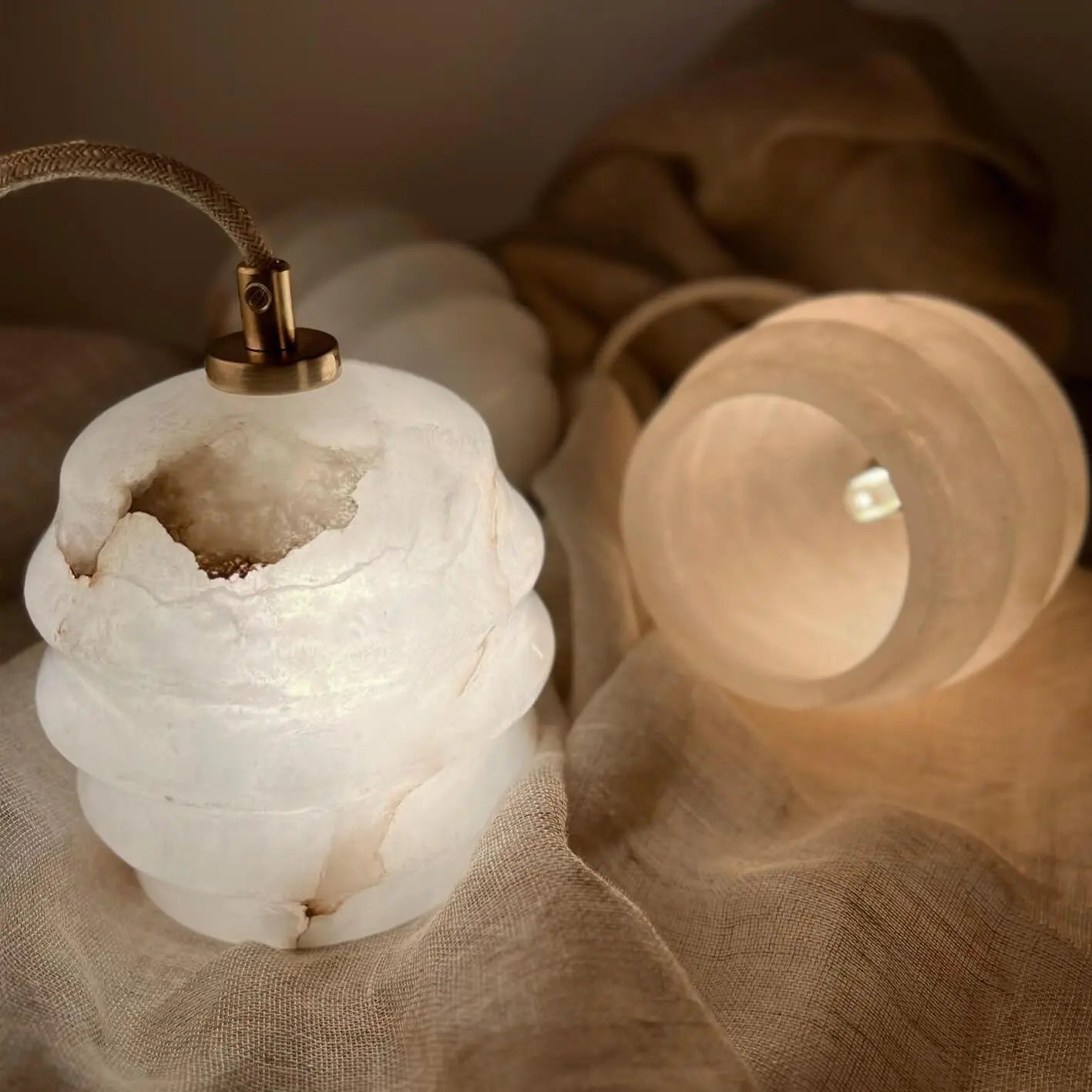 Lampa alabastrowa wisząca KALLIOPE nikiel, marka Embassy Interiors