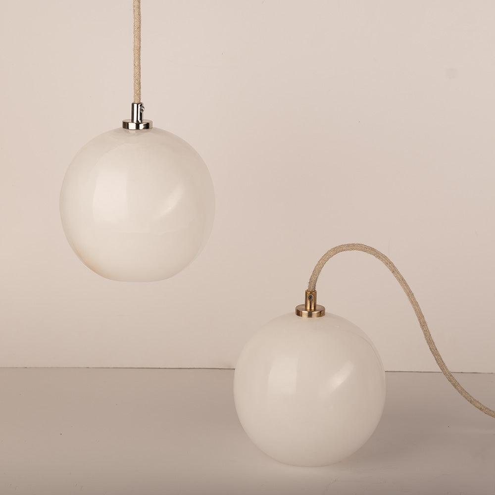 Lampa alabastrowa wisząca SELENE mosiężny Embassy Interiors Eye on Design