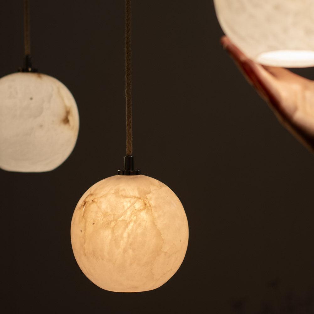 Lampa alabastrowa wisząca SELENE mosiężny Embassy Interiors Eye on Design