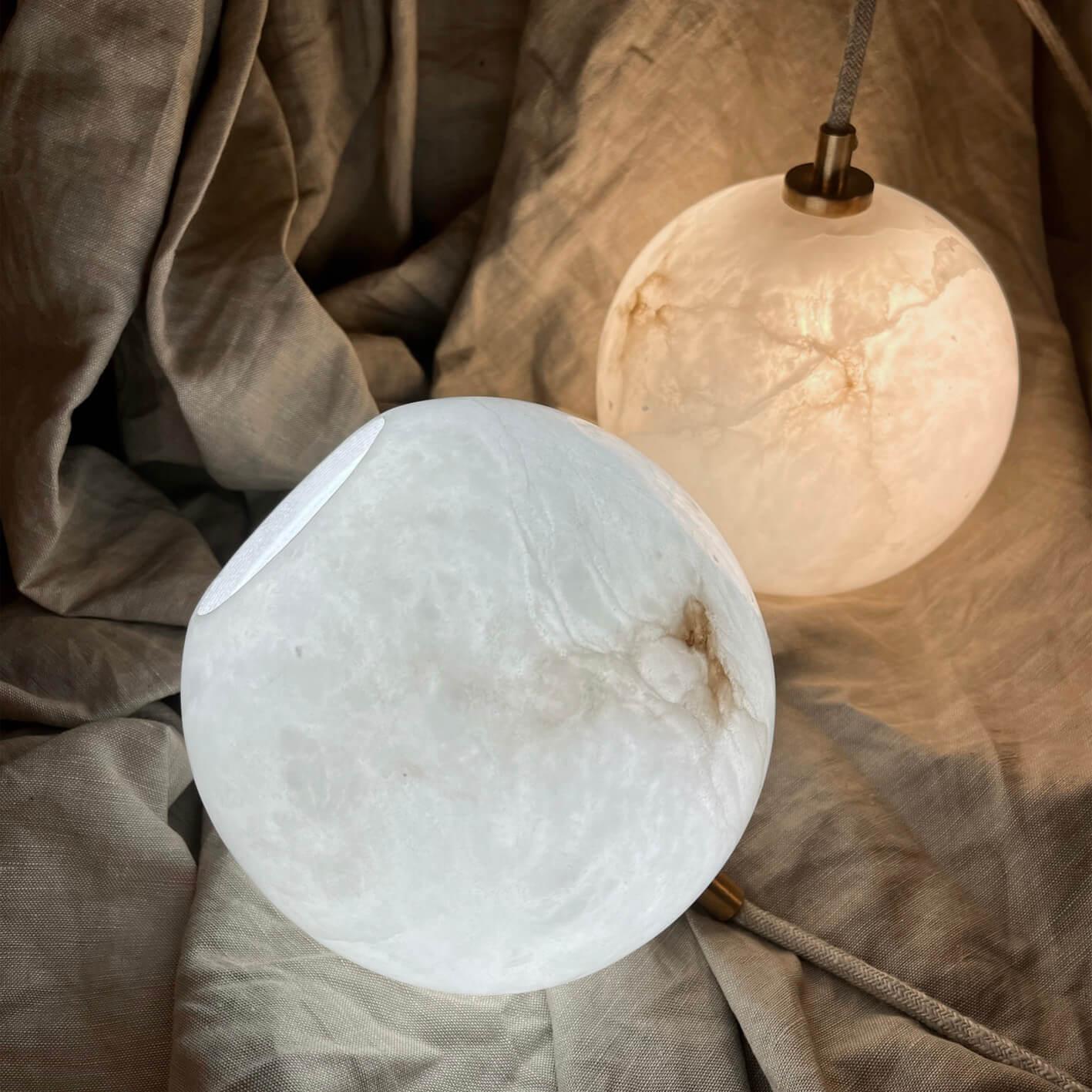 Lampa alabastrowa wisząca SELENE mosiężny Embassy Interiors Eye on Design