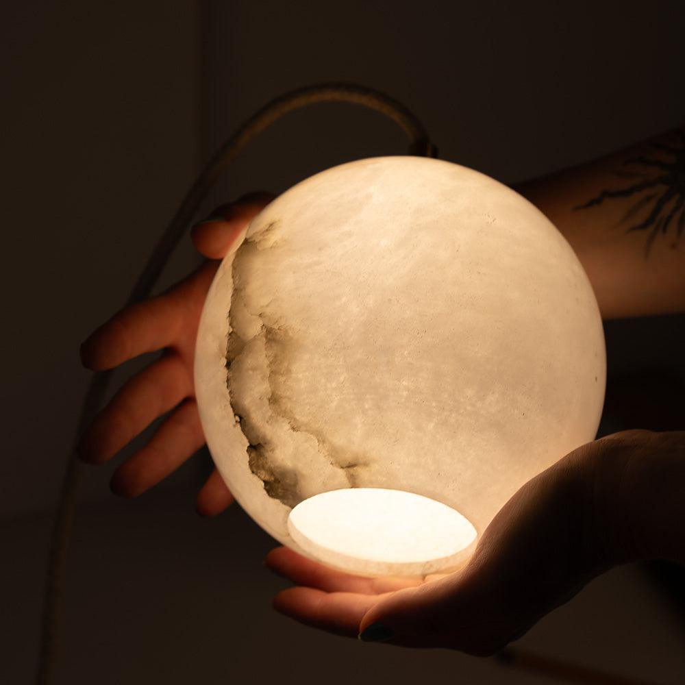 Lampa alabastrowa wisząca SELENE mosiężny Embassy Interiors Eye on Design