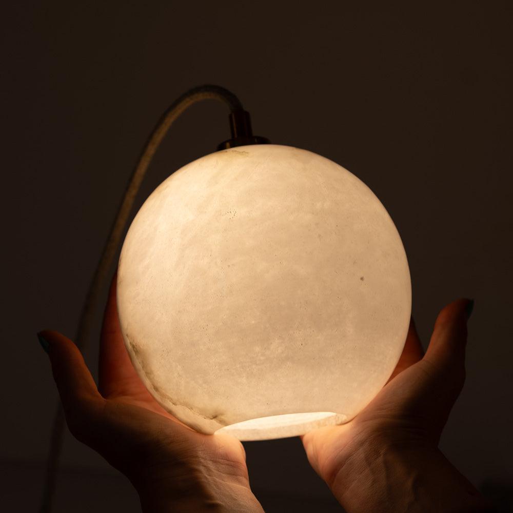 Lampa alabastrowa wisząca SELENE nikiel Embassy Interiors Eye on Design