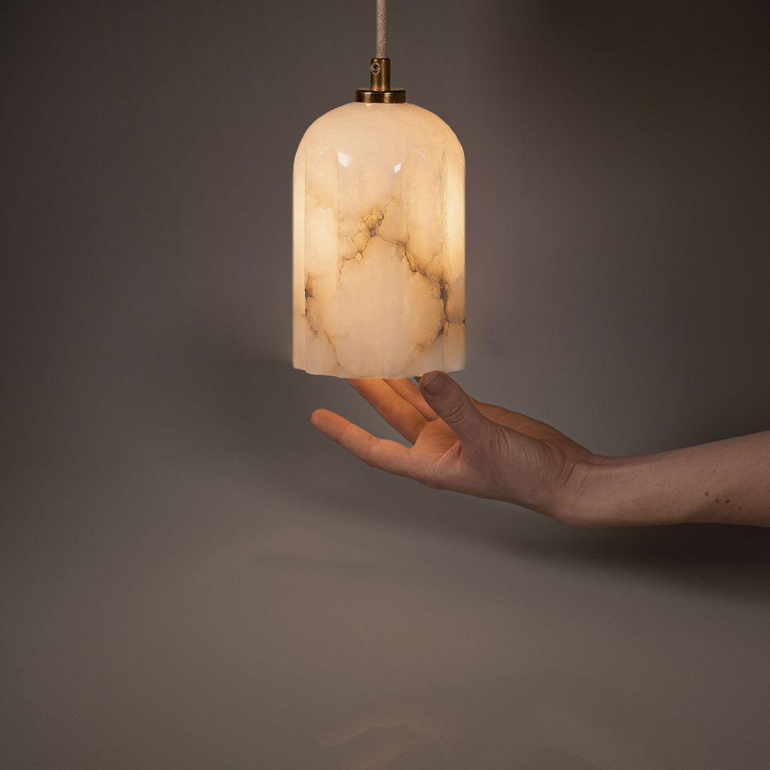 Lampa alabastrowa wisząca URANIA mosiężny Embassy Interiors Eye on Design