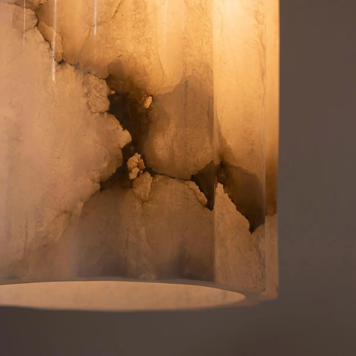 Lampa alabastrowa wisząca URANIA mosiężny – Embassy Interiors
