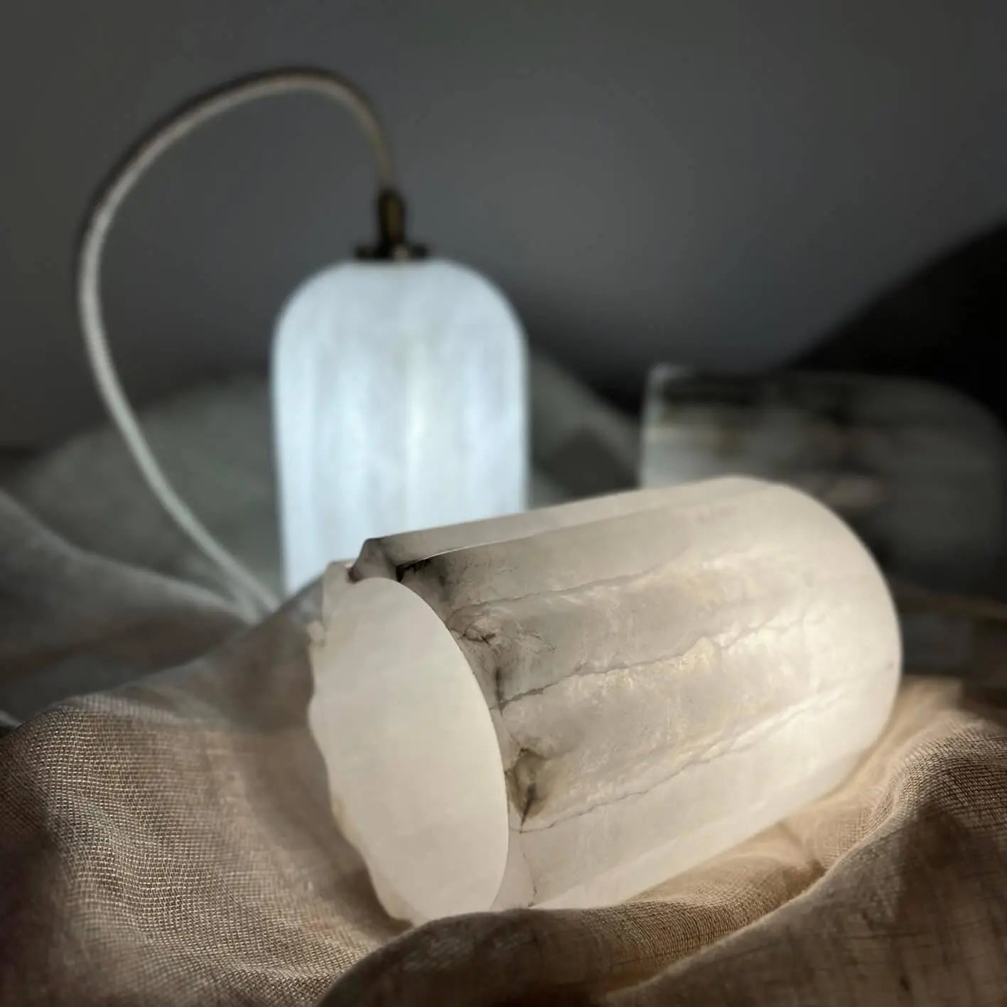 Lampa alabastrowa wisząca URANIA nikiel – styl minimalistyczny