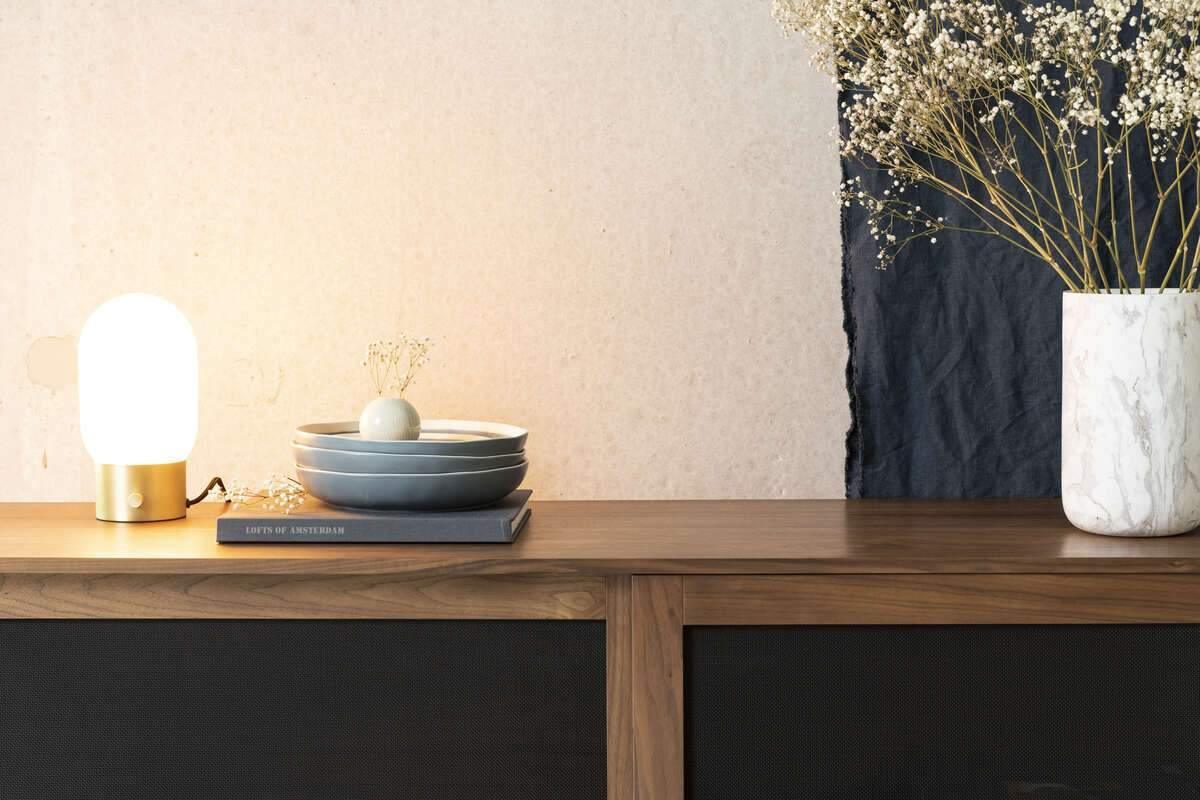 Lampa biurkowa URBAN CHARGER złoty Zuiver Eye on Design