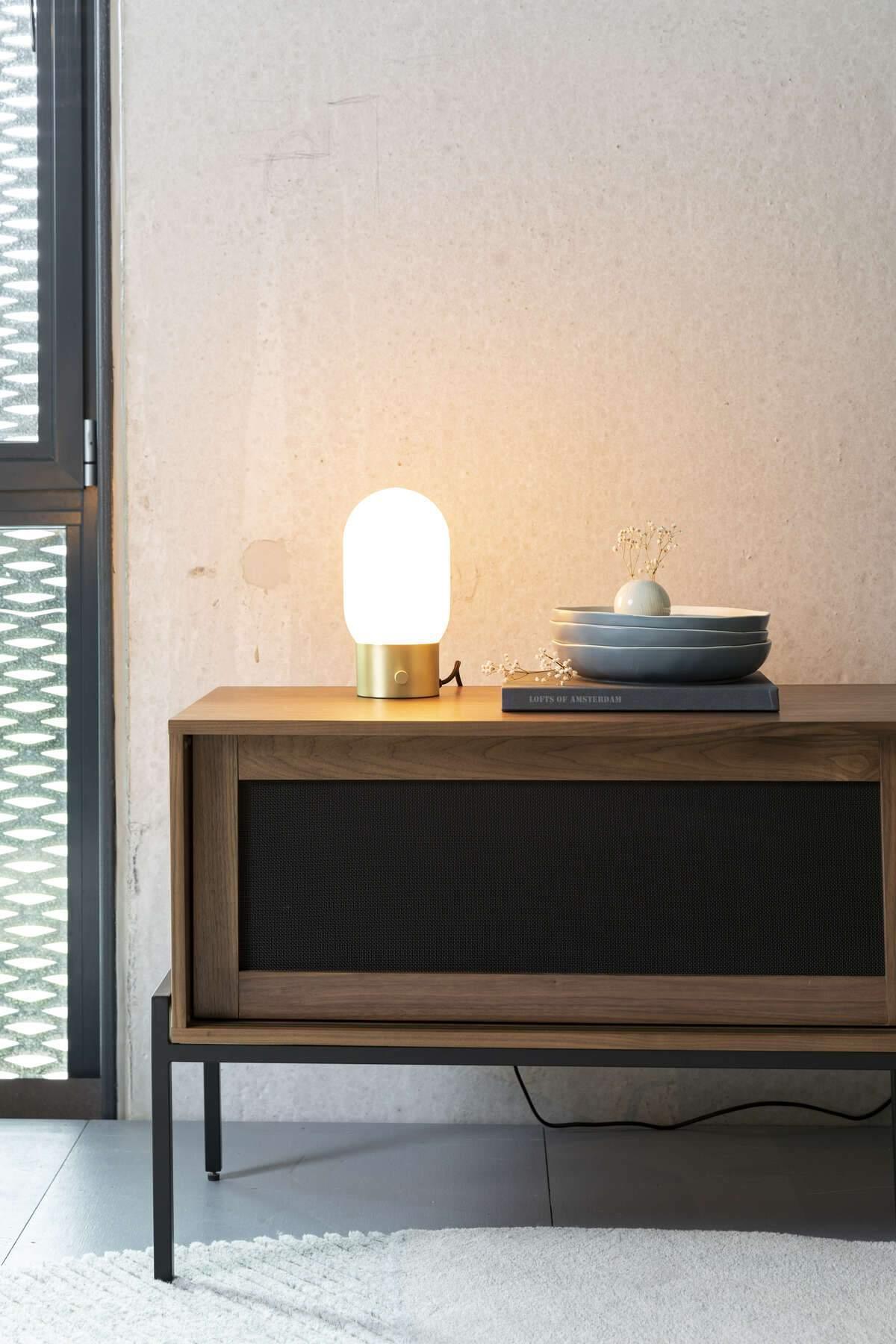 Lampa biurkowa URBAN CHARGER złoty Zuiver Eye on Design