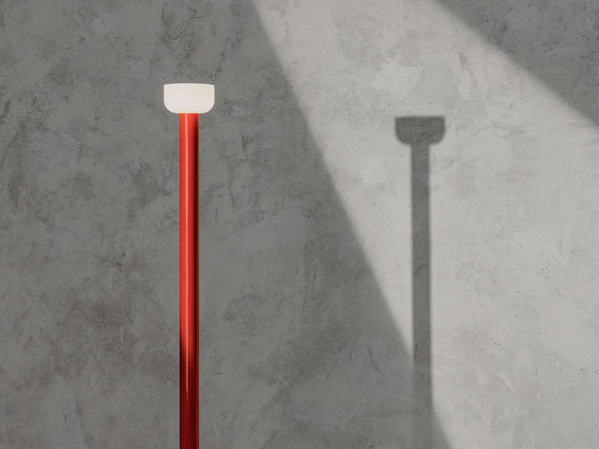 Lampa podłogowa BELLHOP ceglasty – styl nowoczesny