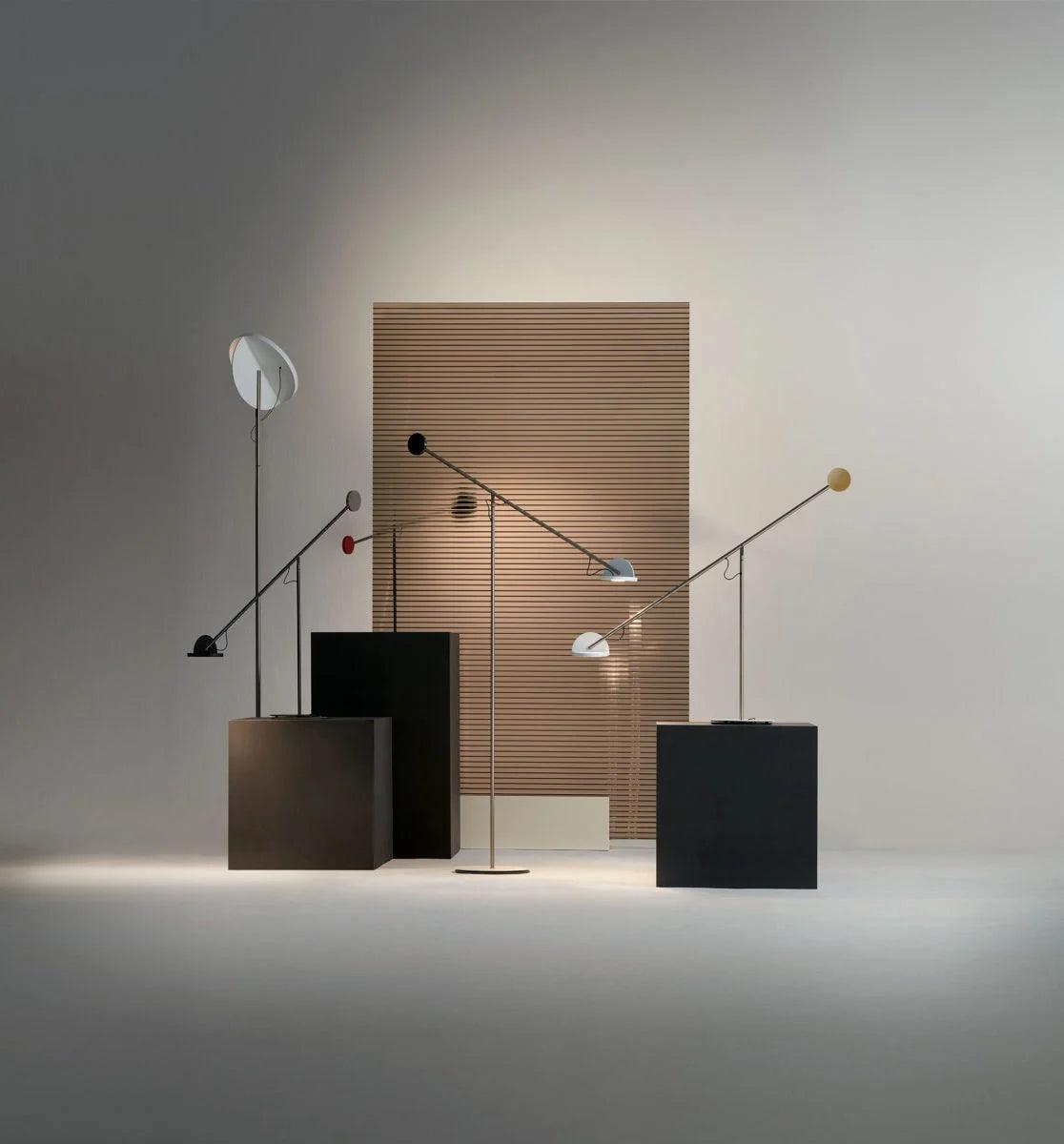 Lampa podłogowa COPERNICA grafitowy z czerwonym wykończeniem Marset Eye on Design