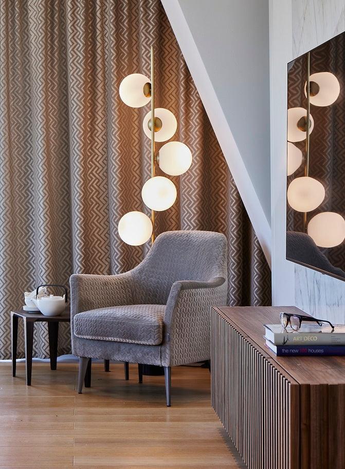 Lampa podłogowa TEMPO mosiężny z białymi kloszami Eichholtz Eye on Design