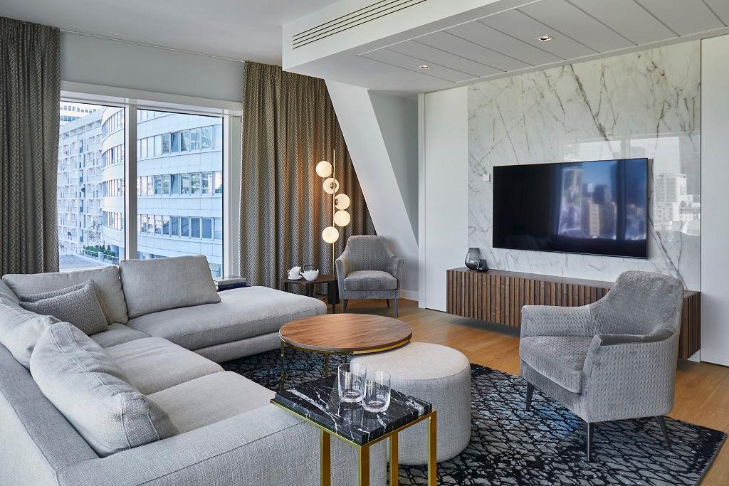 Lampa podłogowa TEMPO mosiężny z białymi kloszami Eichholtz Eye on Design