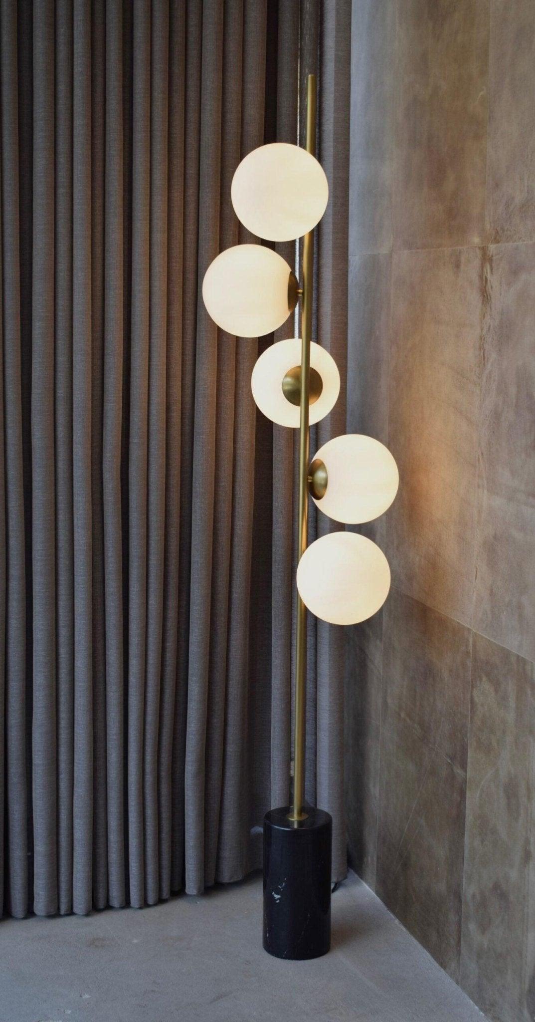 Lampa podłogowa TEMPO mosiężny z białymi kloszami Eichholtz Eye on Design