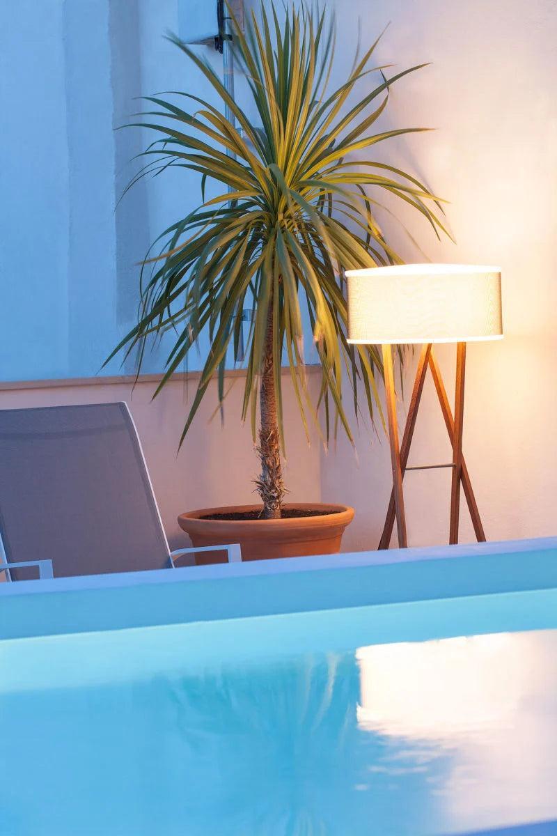 Lampa podłogowa zewnętrzna CALA drewno iroko Marset Eye on Design