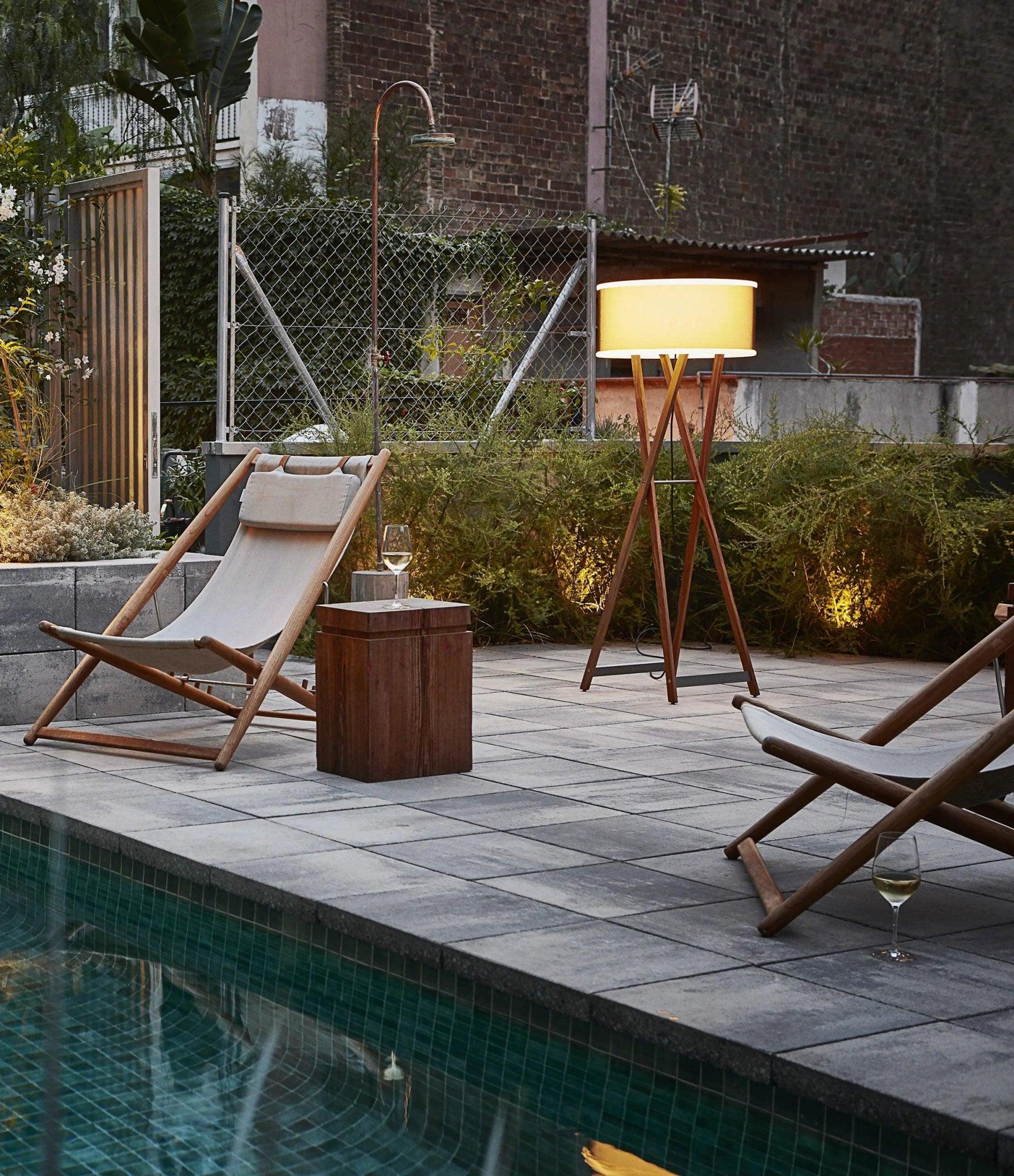 Lampa podłogowa zewnętrzna CALA drewno iroko Marset Eye on Design