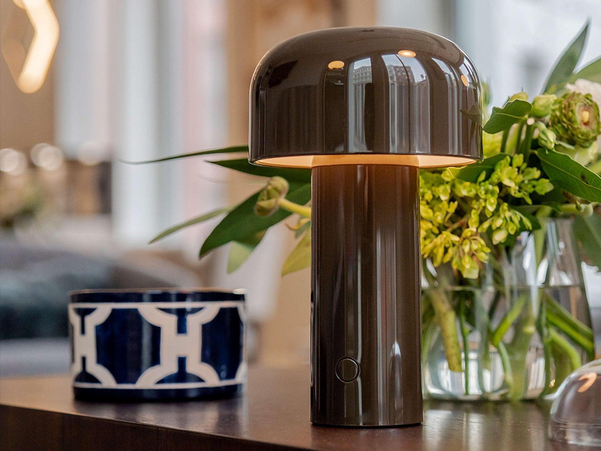 Lampa stołowa BELLHOP ciemnobrązowy Flos Eye on Design