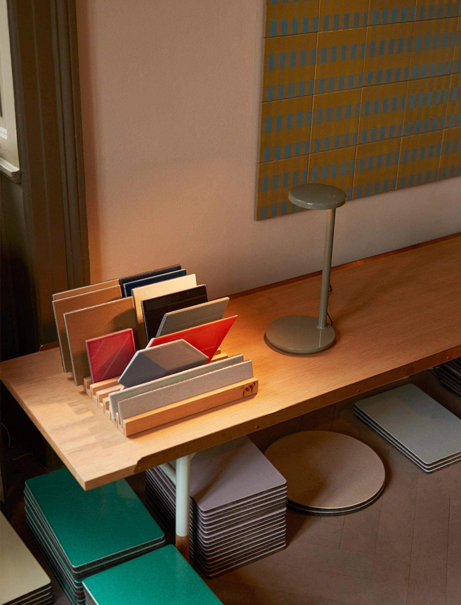 Lampa stołowa OBLIQUE szałwiowy Flos Eye on Design