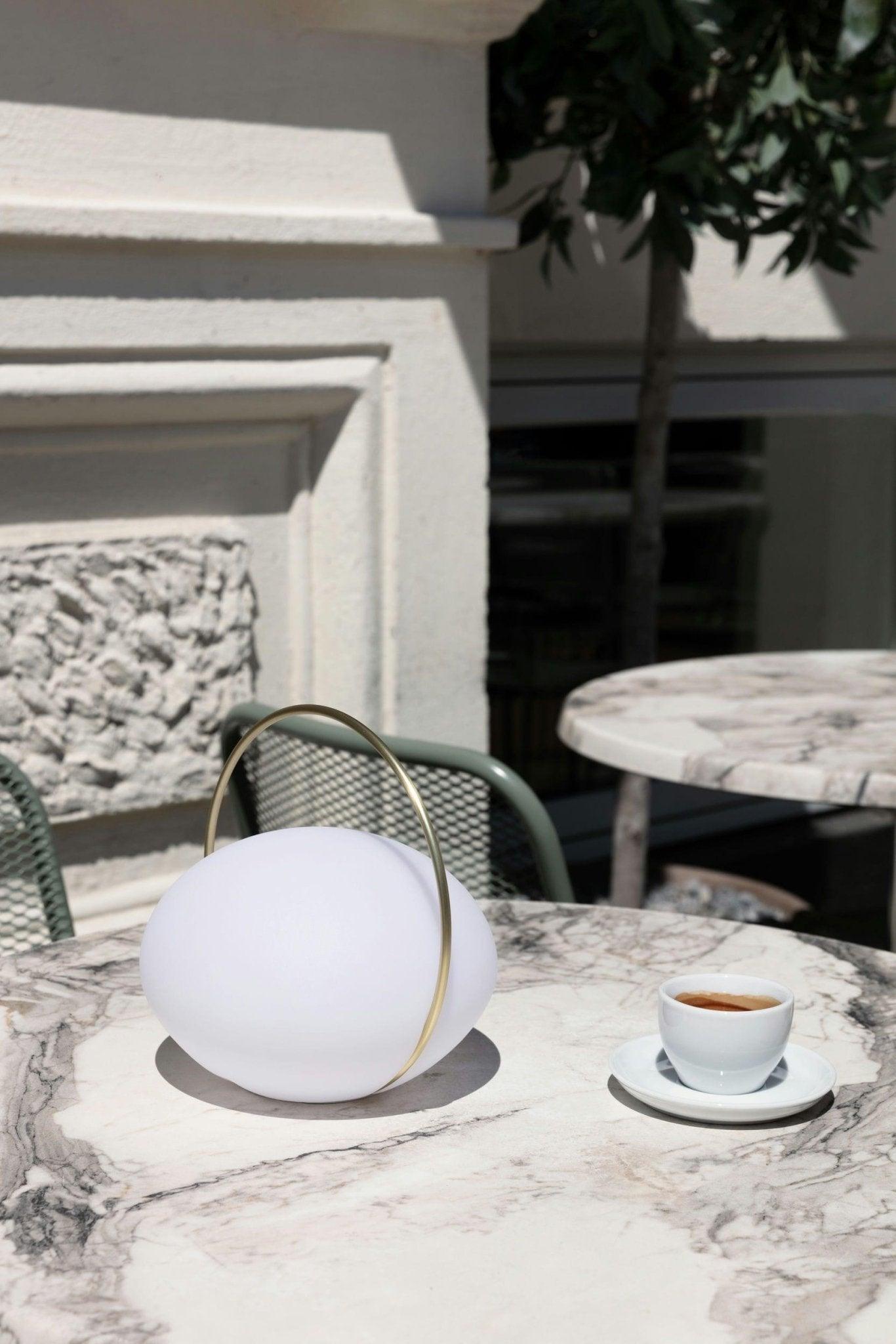 Lampa stołowa przenośna ORBIT mleczny ze złotym UMAGE Eye on Design