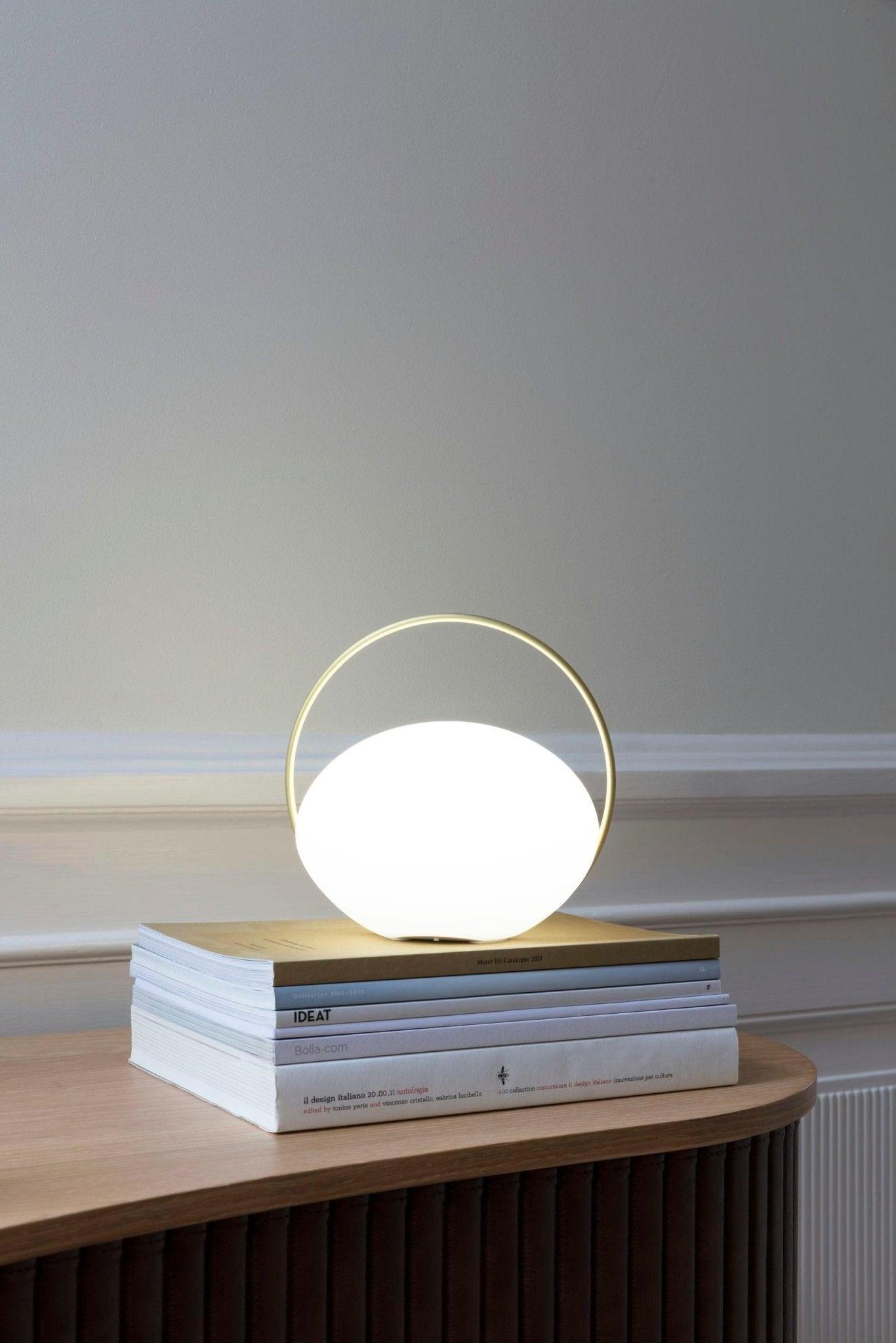 Lampa stołowa przenośna ORBIT mleczny ze złotym UMAGE Eye on Design