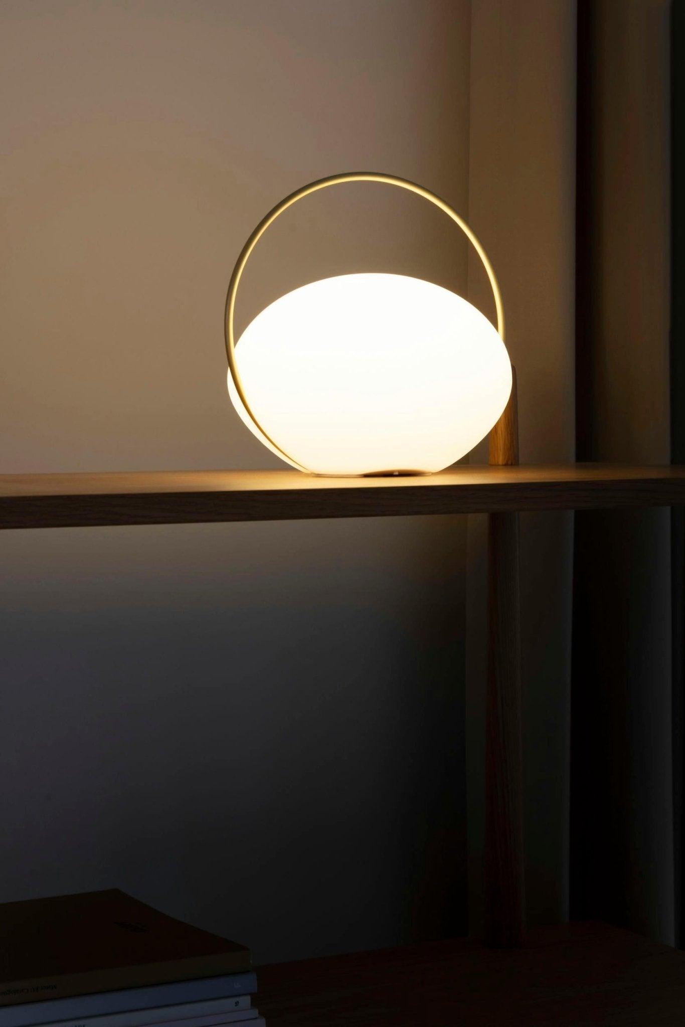 Lampa stołowa przenośna ORBIT mleczny ze złotym UMAGE Eye on Design