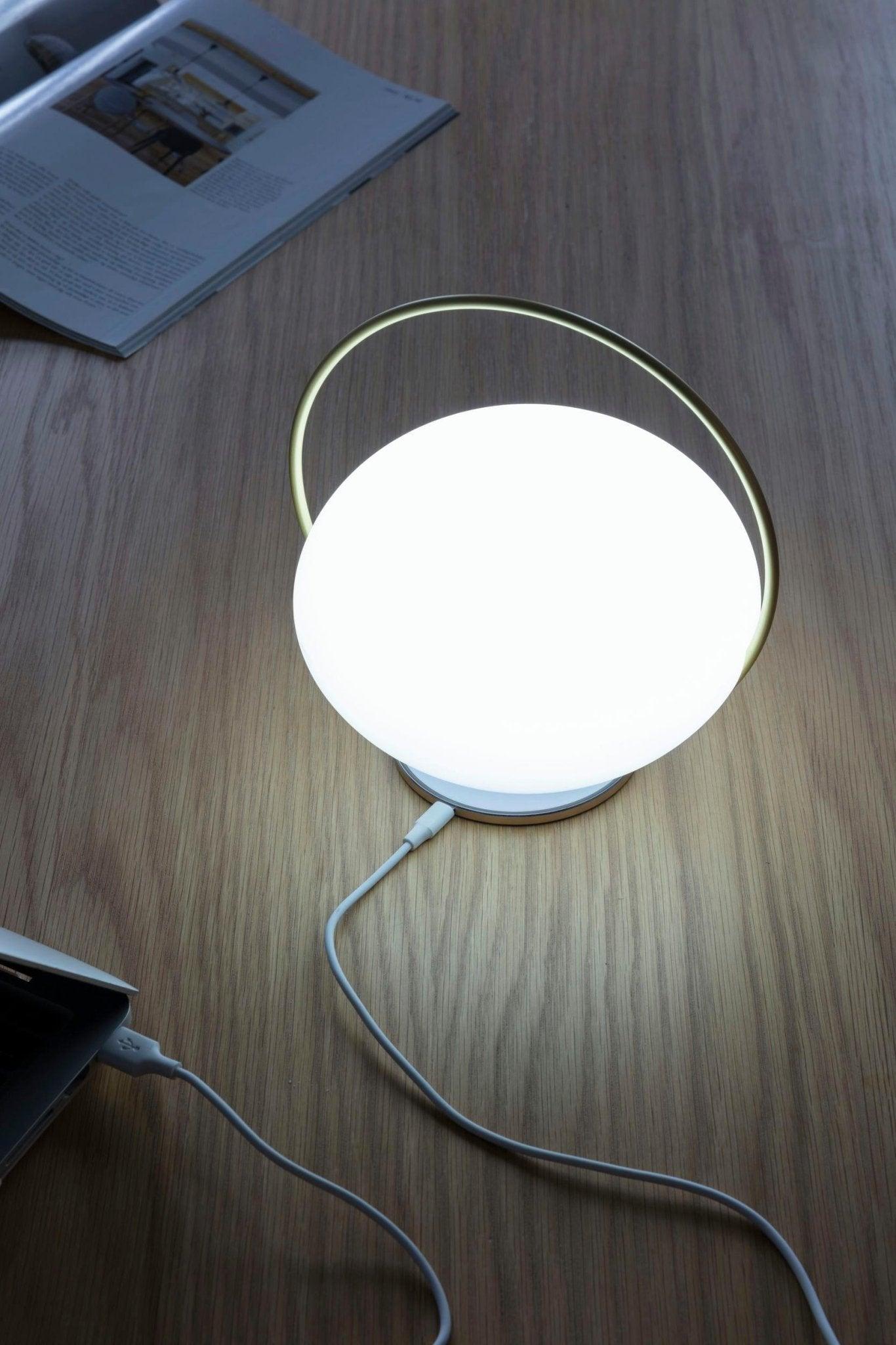 Lampa stołowa przenośna ORBIT mleczny ze złotym UMAGE Eye on Design
