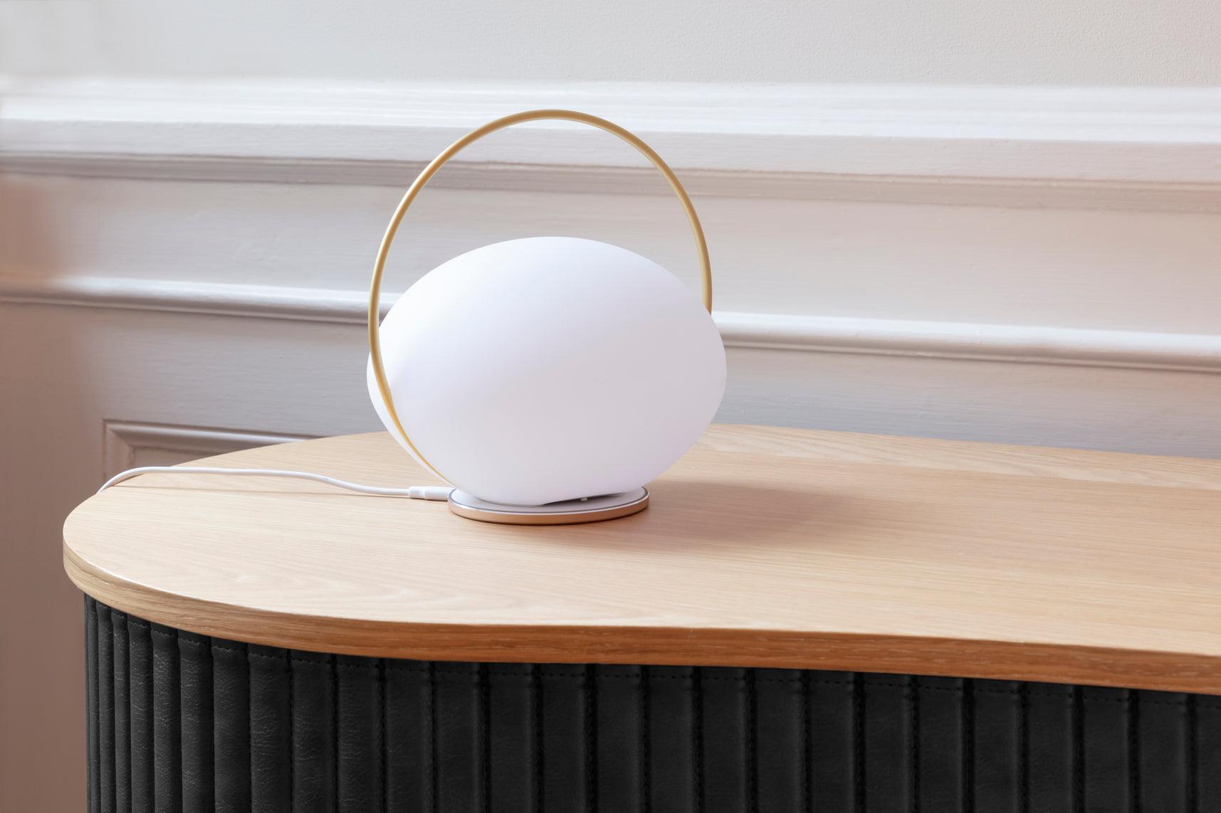 Lampa stołowa przenośna ORBIT mleczny ze złotym UMAGE Eye on Design