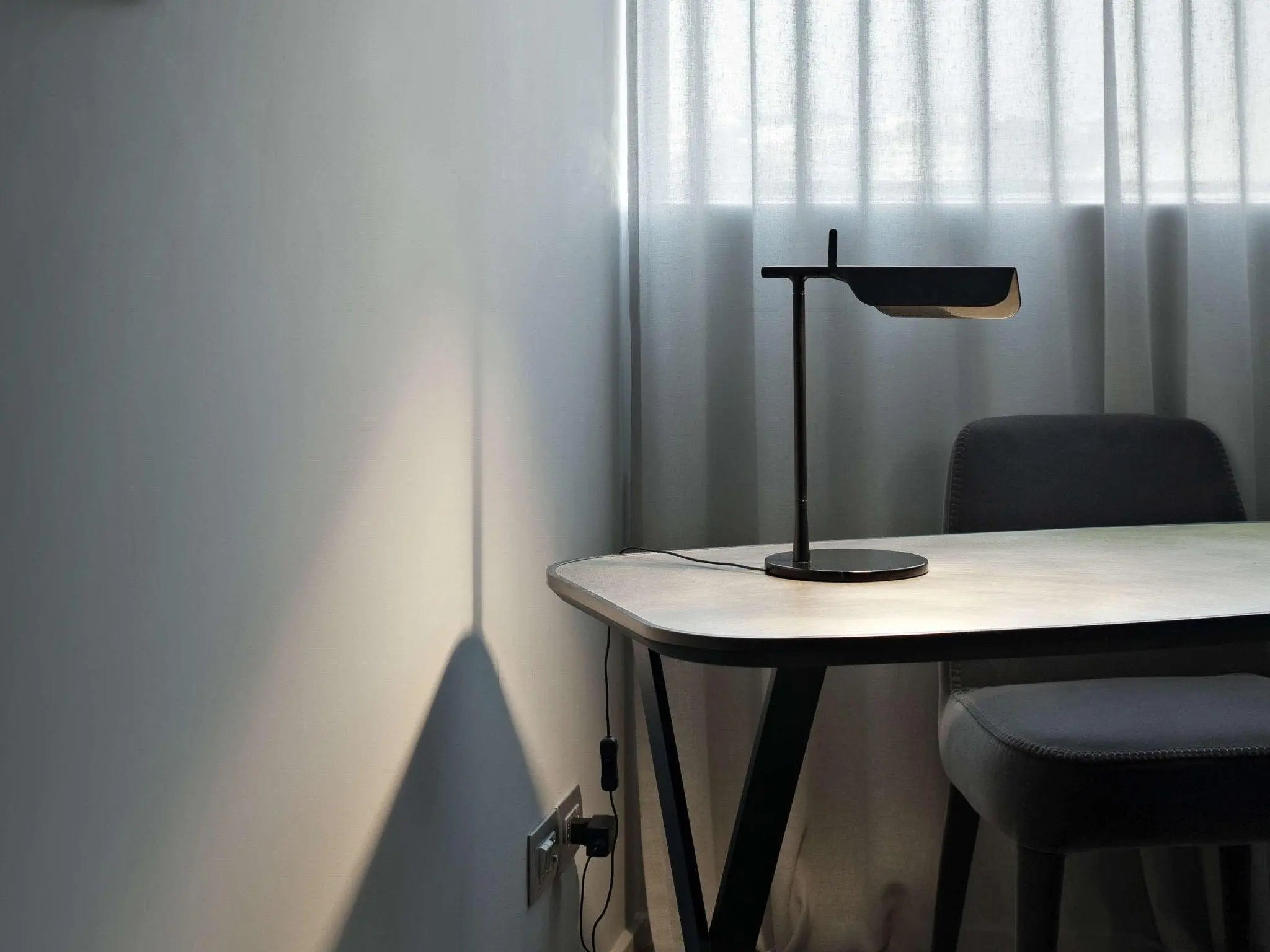 Lampa stołowa TAB niebieski matowy, marka Flos