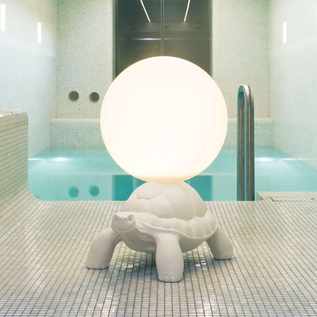 Lampa TURTLE CARRY biała Qeeboo Eye on Design