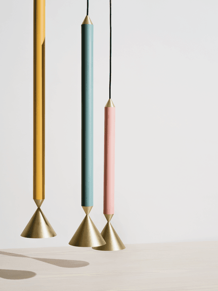 Lampa wisząca APOLLO różowy z mosiężnym wykończeniem Pholc Eye on Design