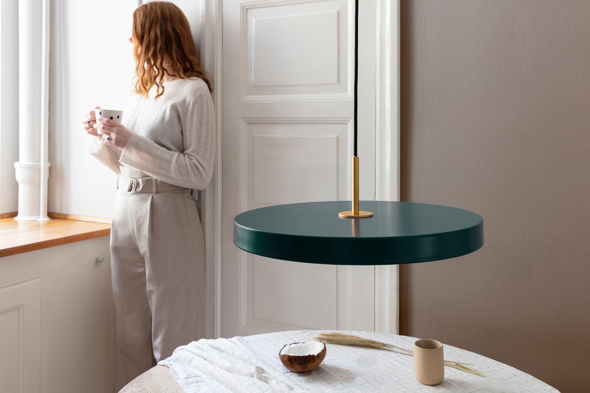 Lampa wisząca ASTERIA butelkowa zieleń UMAGE Eye on Design