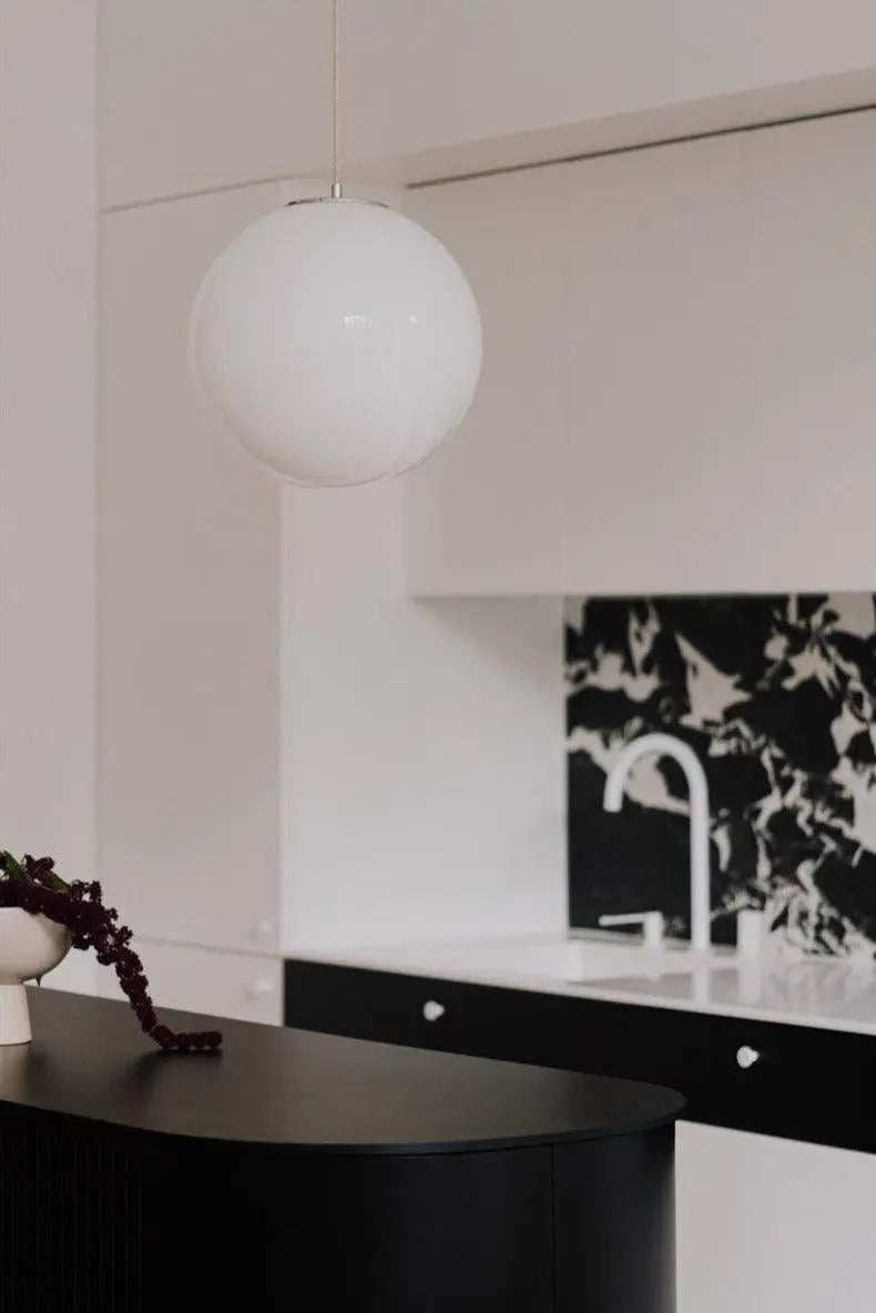 Lampa wisząca BIAŁA KULA nikiel – styl nowoczesny