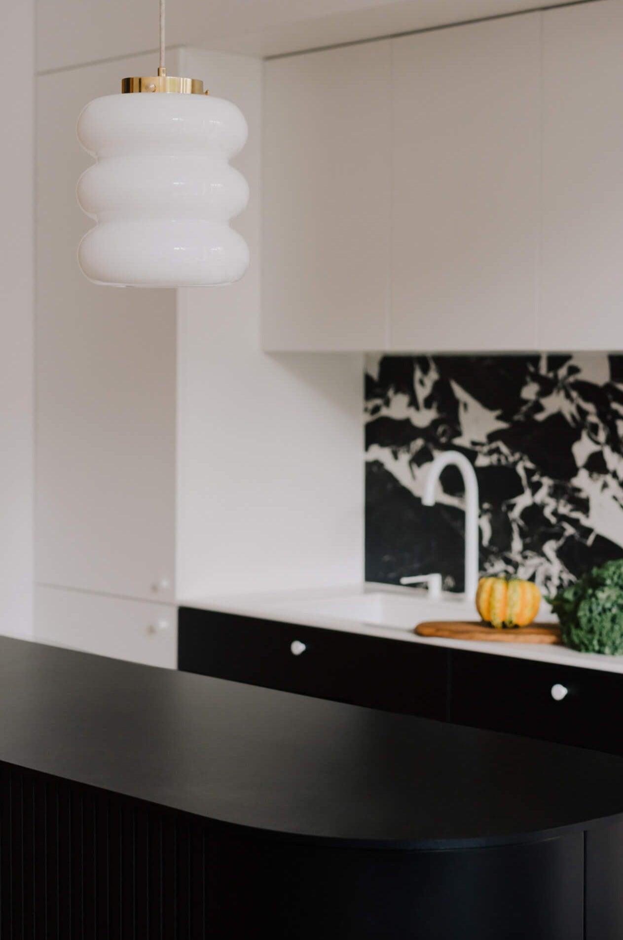 Lampa wisząca BIBE mosiężny Embassy Interiors Eye on Design