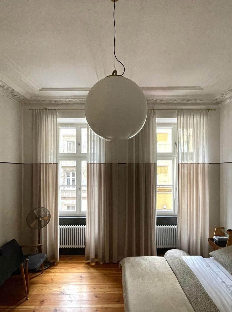 Lampa wisząca duża BIAŁA KULA mosiężny Embassy Interiors Eye on Design