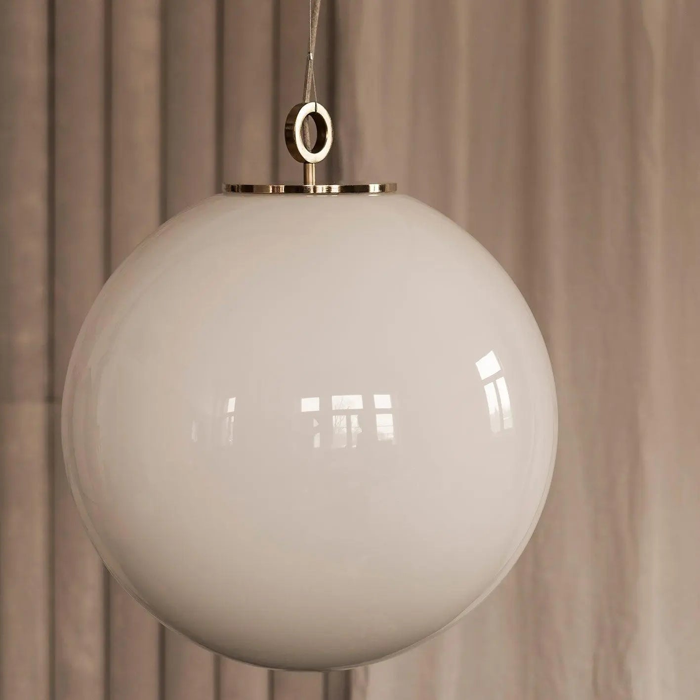 Lampa wisząca duża BIAŁA KULA mosiężny – mosiądz
