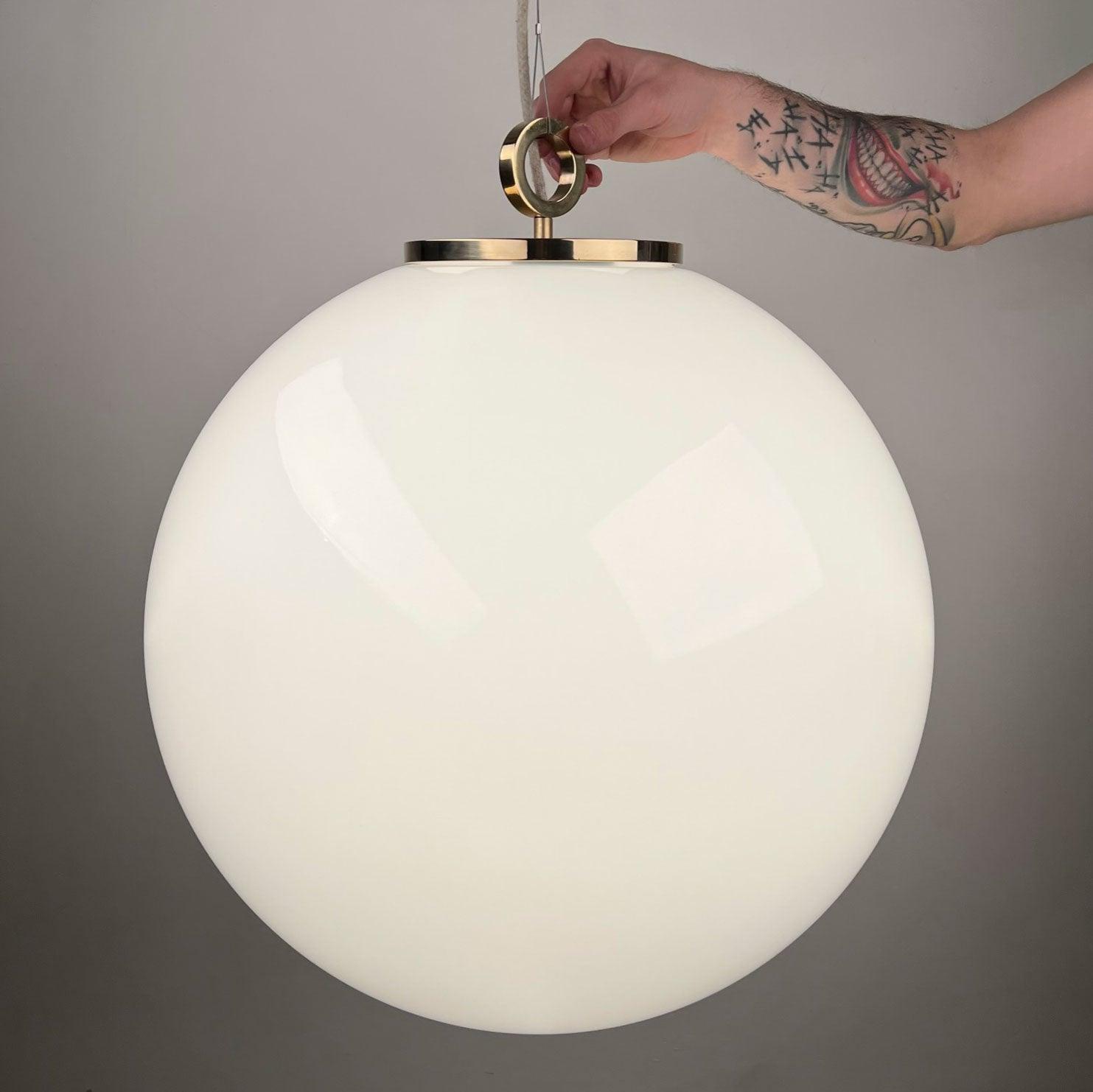 Lampa wisząca duża BIAŁA KULA mosiężny Embassy Interiors Eye on Design