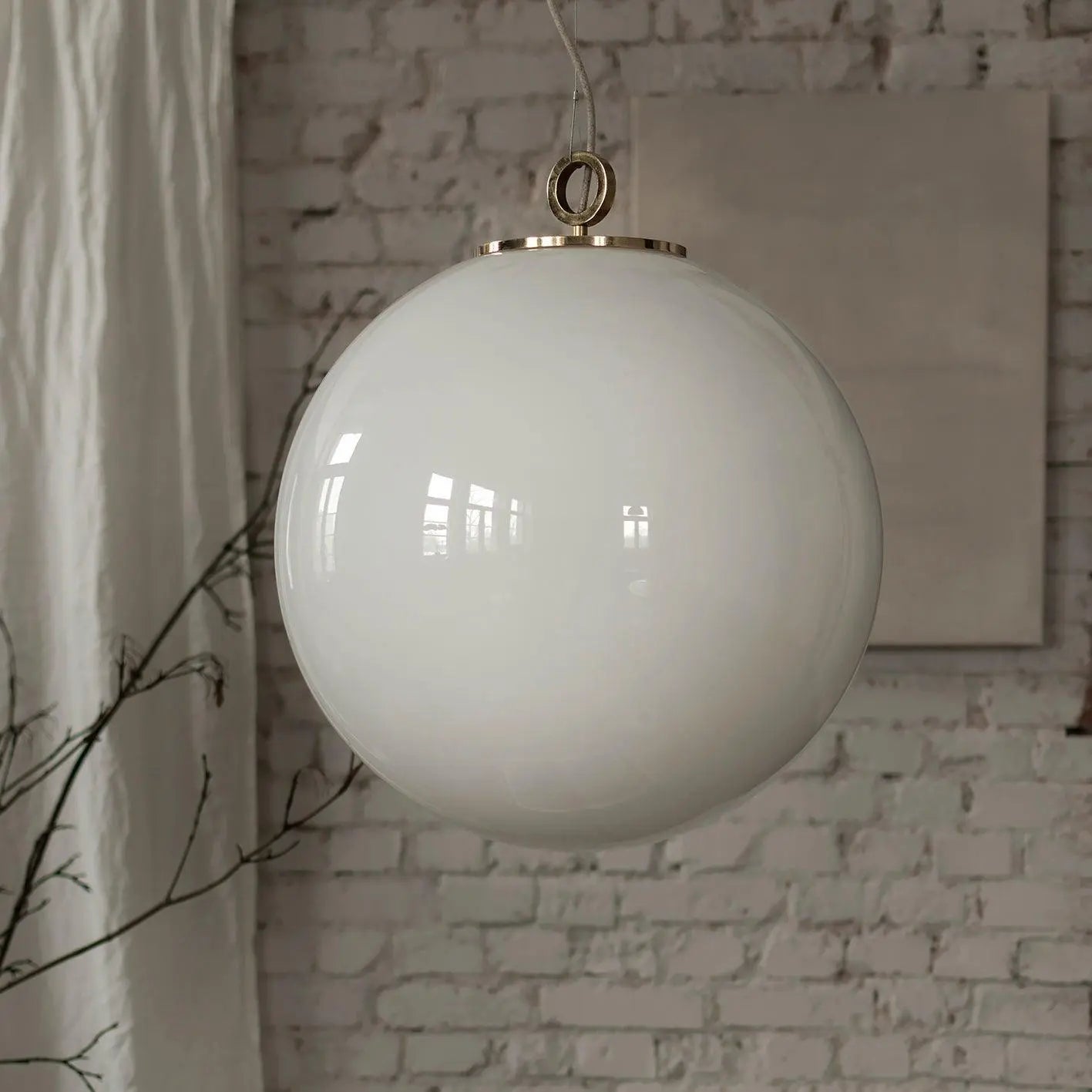 Lampa wisząca duża BIAŁA KULA nikiel – Embassy Interiors