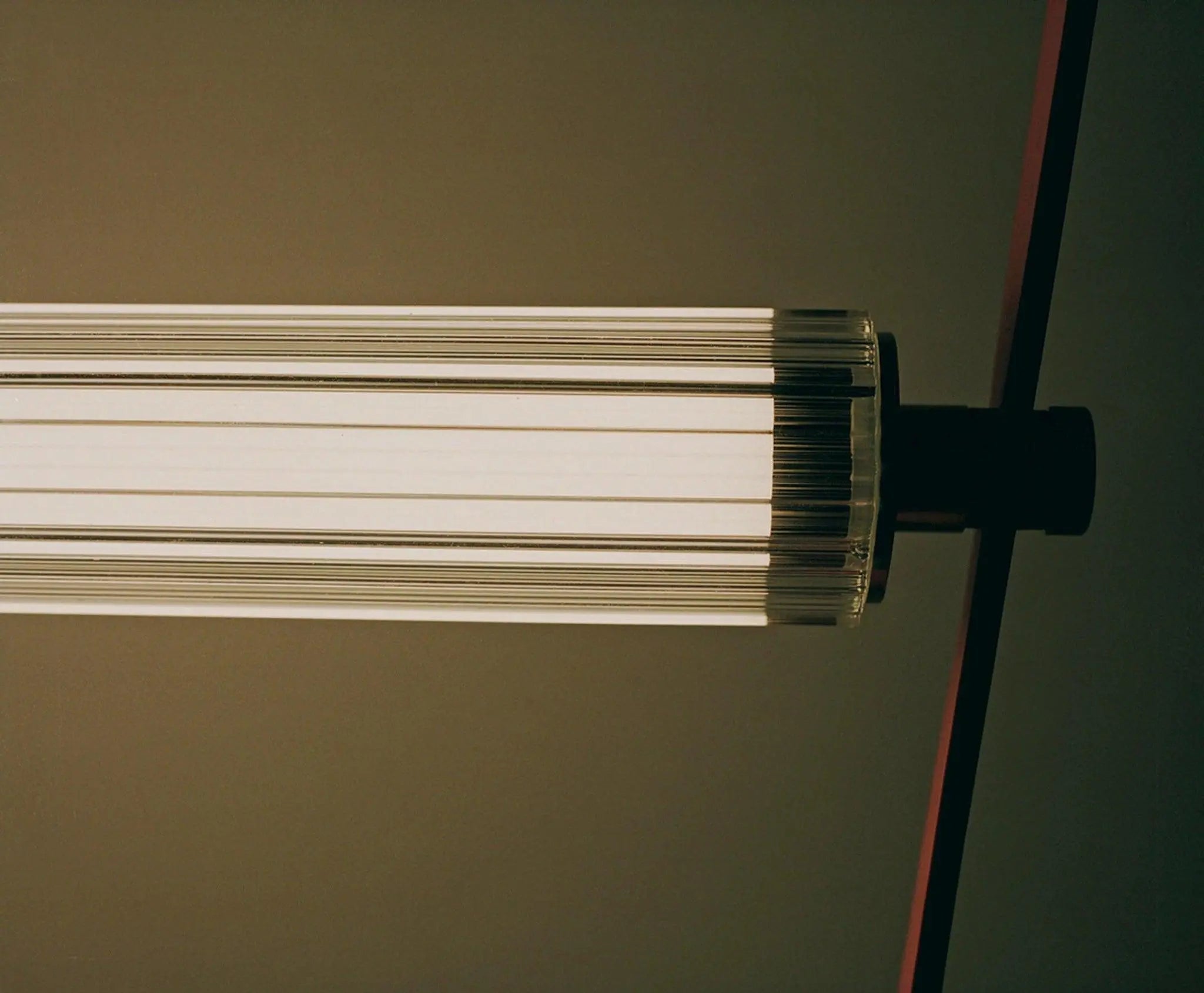 Lampa wisząca WIRELINE różowy – styl nowoczesny