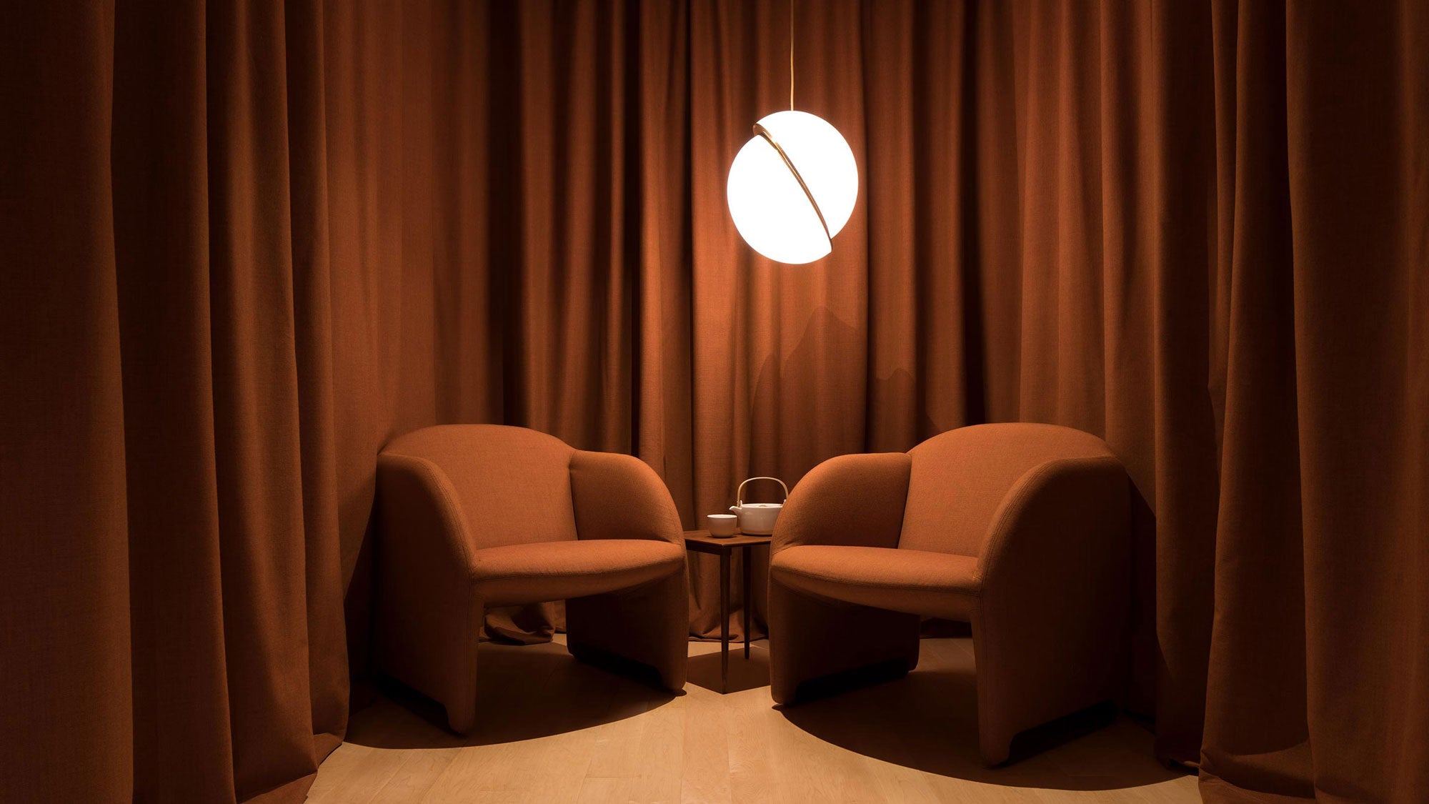 Hanglamp CRESCENT met opalen glazen kap en messing.